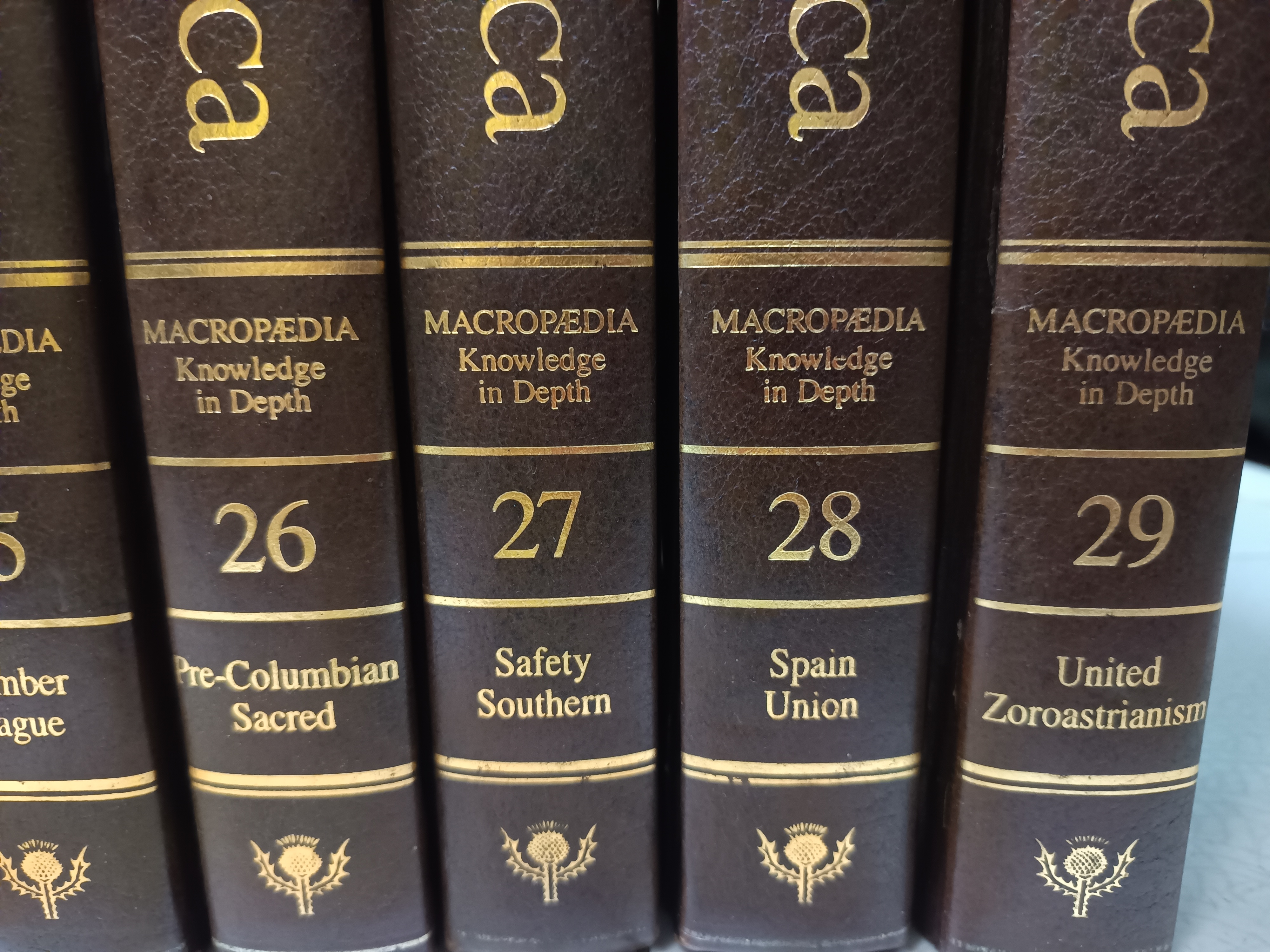 The New Encyclopedia Britannica Fifteenth Edition (1985) Volumes 1-29 + 2 “Index” Books (A-K, L-Z) ** มีตำหนิ