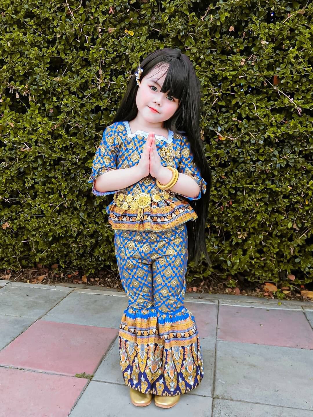 ชุดไทยประยุกต์เด็กหญิง เสื้อคอเหลี่ยมกับกางเกงขาระฆัง