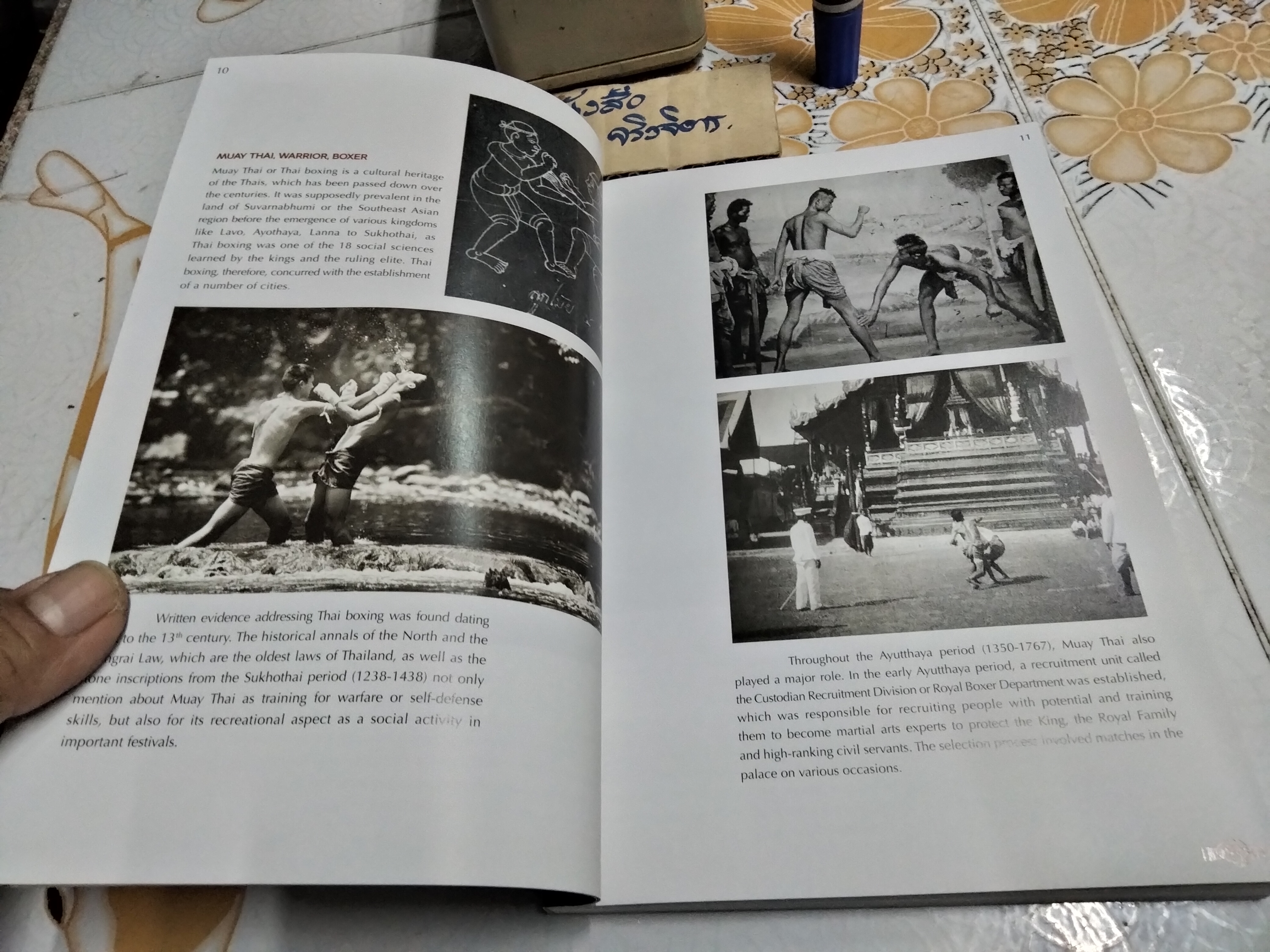 Awesome Muaythai - หนังสือคู่มือท่องเที่ยว โดยการท่องเที่ยวแห่งประเทศไทย **พิมพ์เป็นภาษาอังกฤษทั้งเล่ม