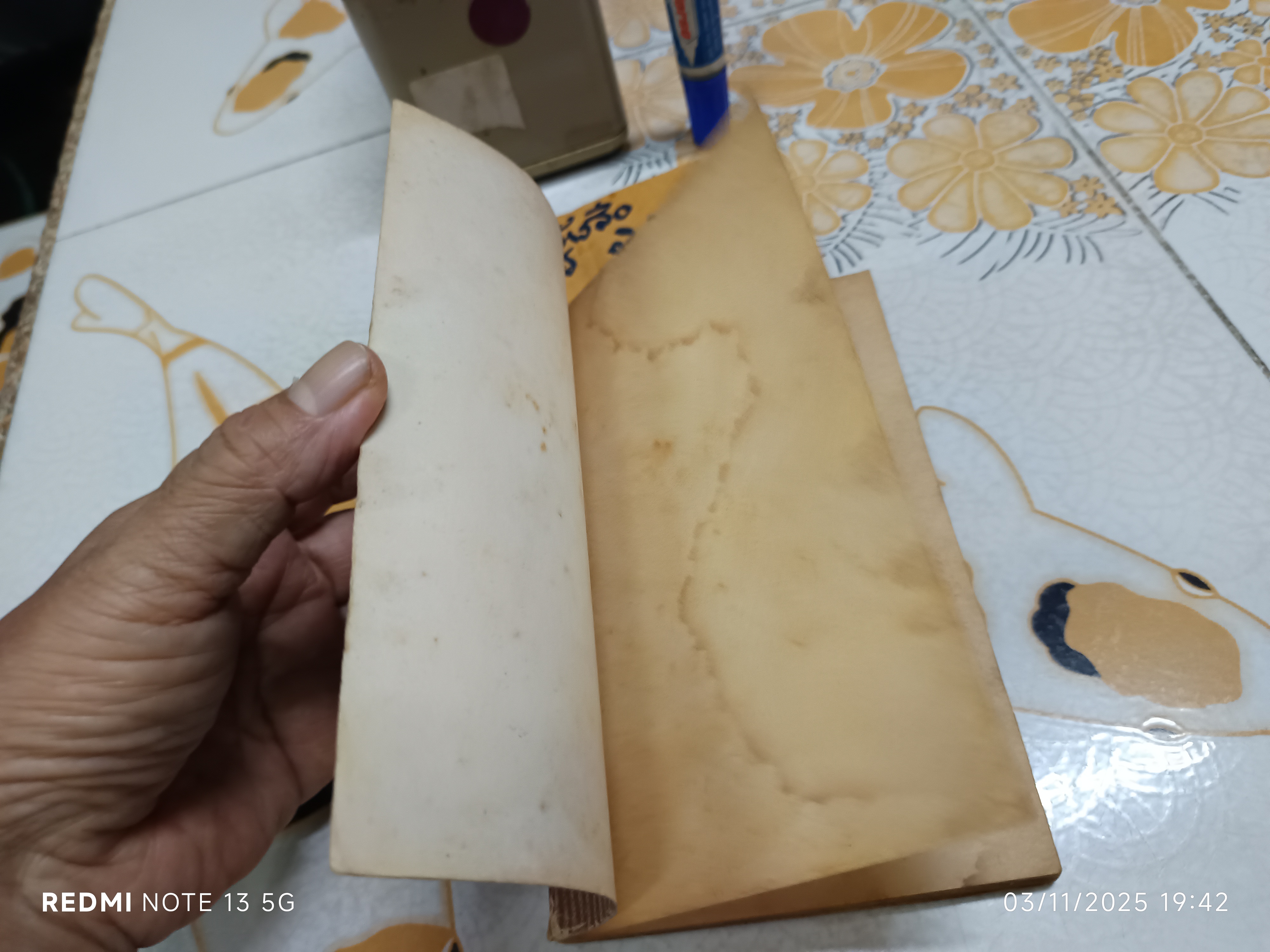 น้ำชาก้นถ้วย โดย สมภาร พรมทา สำนักพิมพ์ สัญญลักษณ์ พิมพ์ครั้งแรก ตุลาคม 2527 (หนังสือมีคราบน้ำ/สันถลอก)