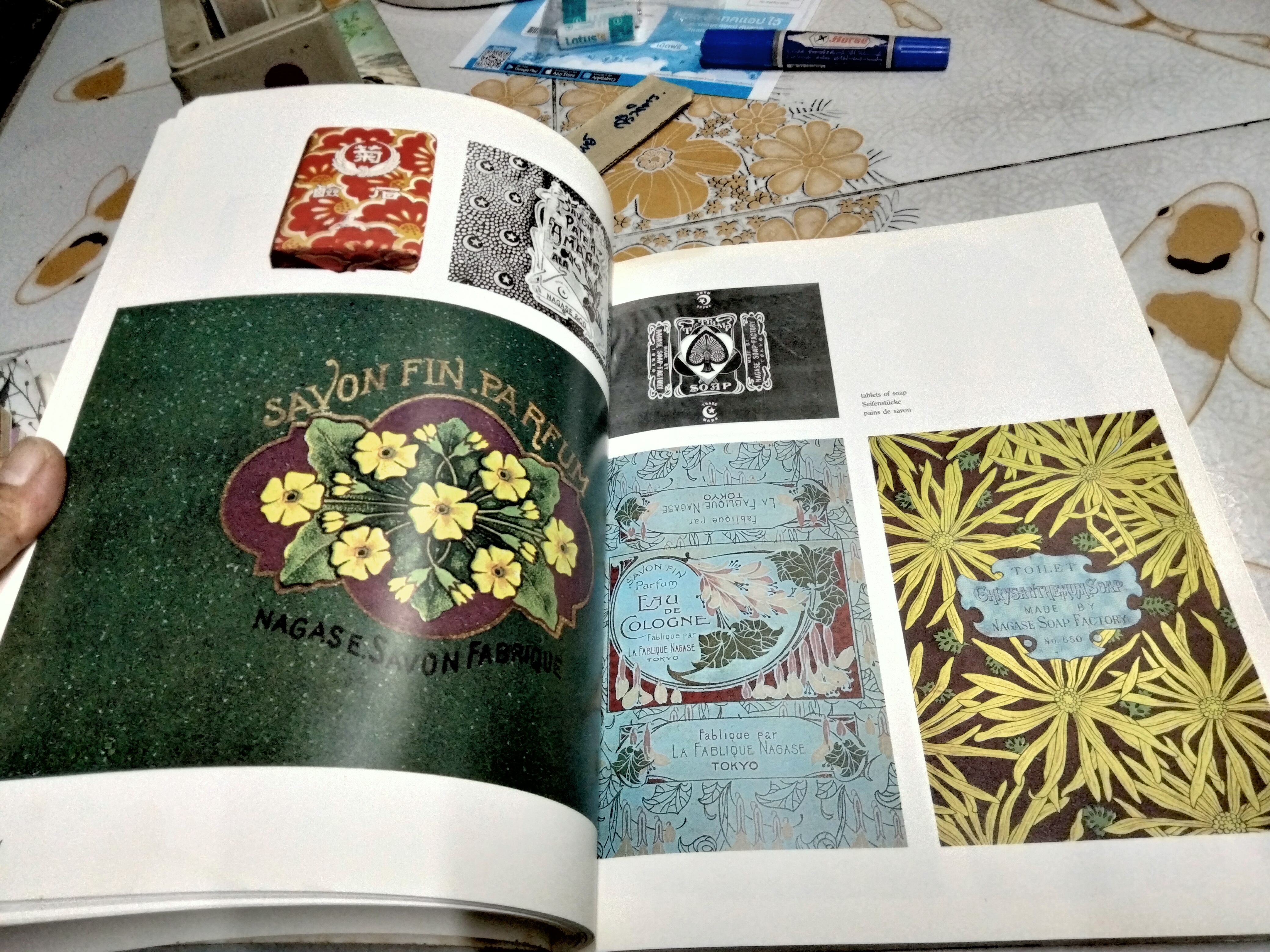 PACKAGE DESIGN IN JAPAN การออกแบบบรรจุภัณฑ์ในญี่ปุ่น Benedikt Taschen 1993 , พิมพ์ 3 ภาษา อังกฤษ เยอรมัน ฝรั่งเศส (มีตำหนิ)