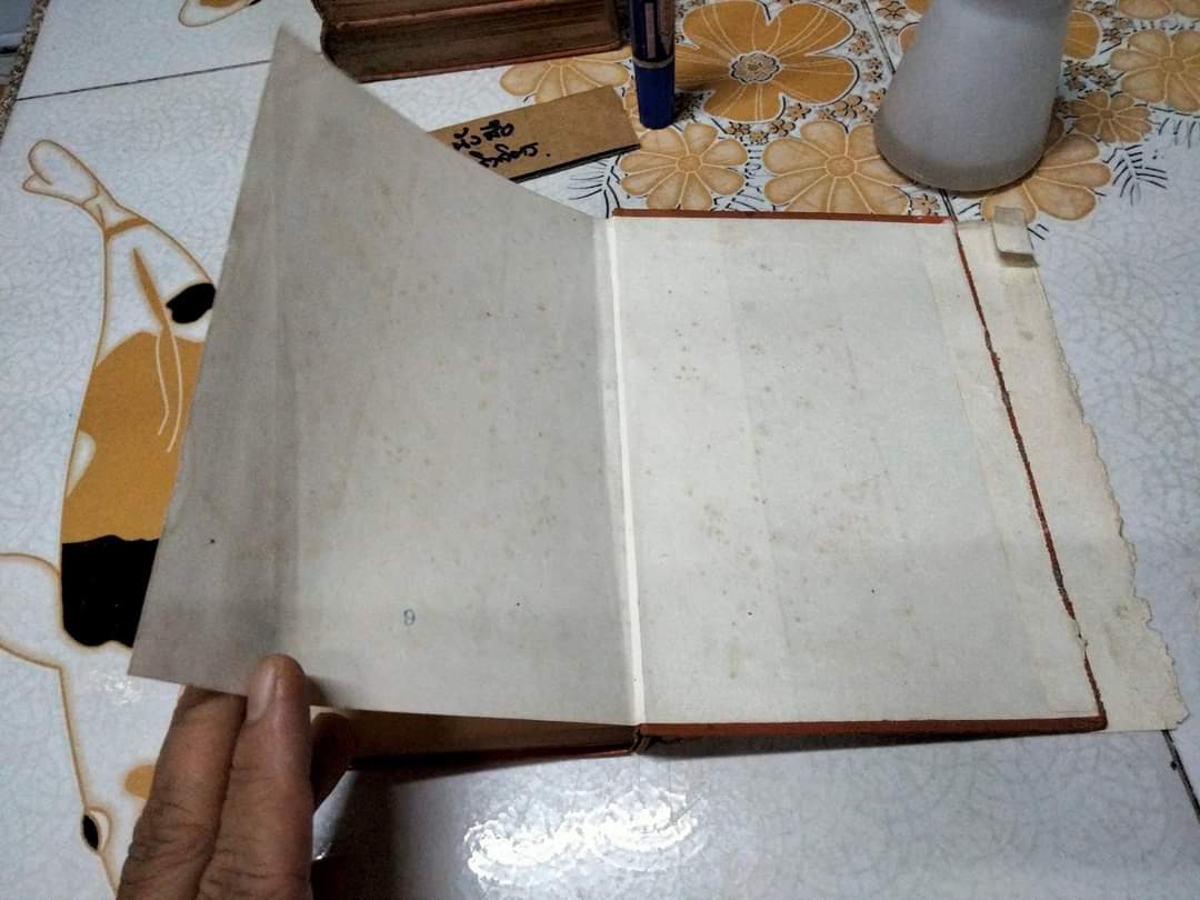 แด่คุณครูด้วยคมแฝก (ปกแข็ง) นิมิตร ภูมิถาวร / พิมพ์ครั้งที่ 2 มิถุนายน 2517 สำนักพิมพ์บรรณกิจเทรดดิ้ง