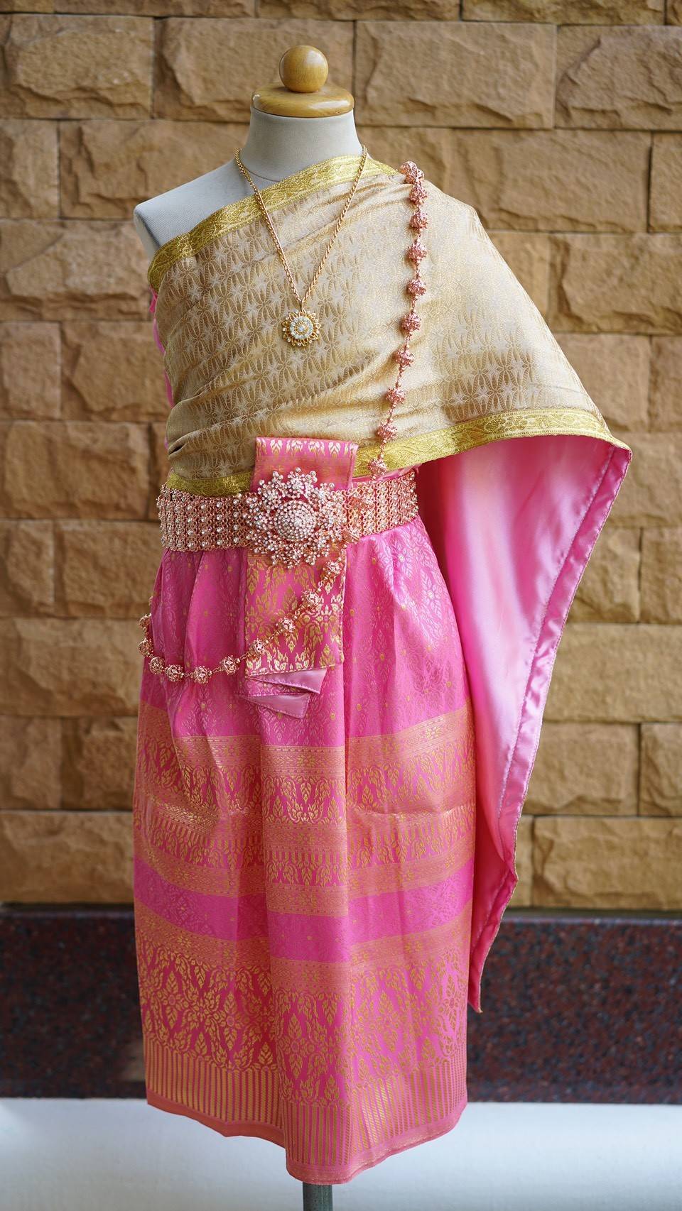 ชุดไทยเด็กสไบพิมพ์ทอง กับ ผ้าถุงจีบหน้านาง