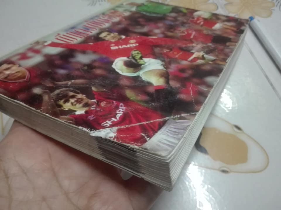 ผีแดงพันธุ์แท้ - สิ่งที่แฟนปีศาจแดงต้องรู้ (สภาพพอใช้ สภาพอ่าน)