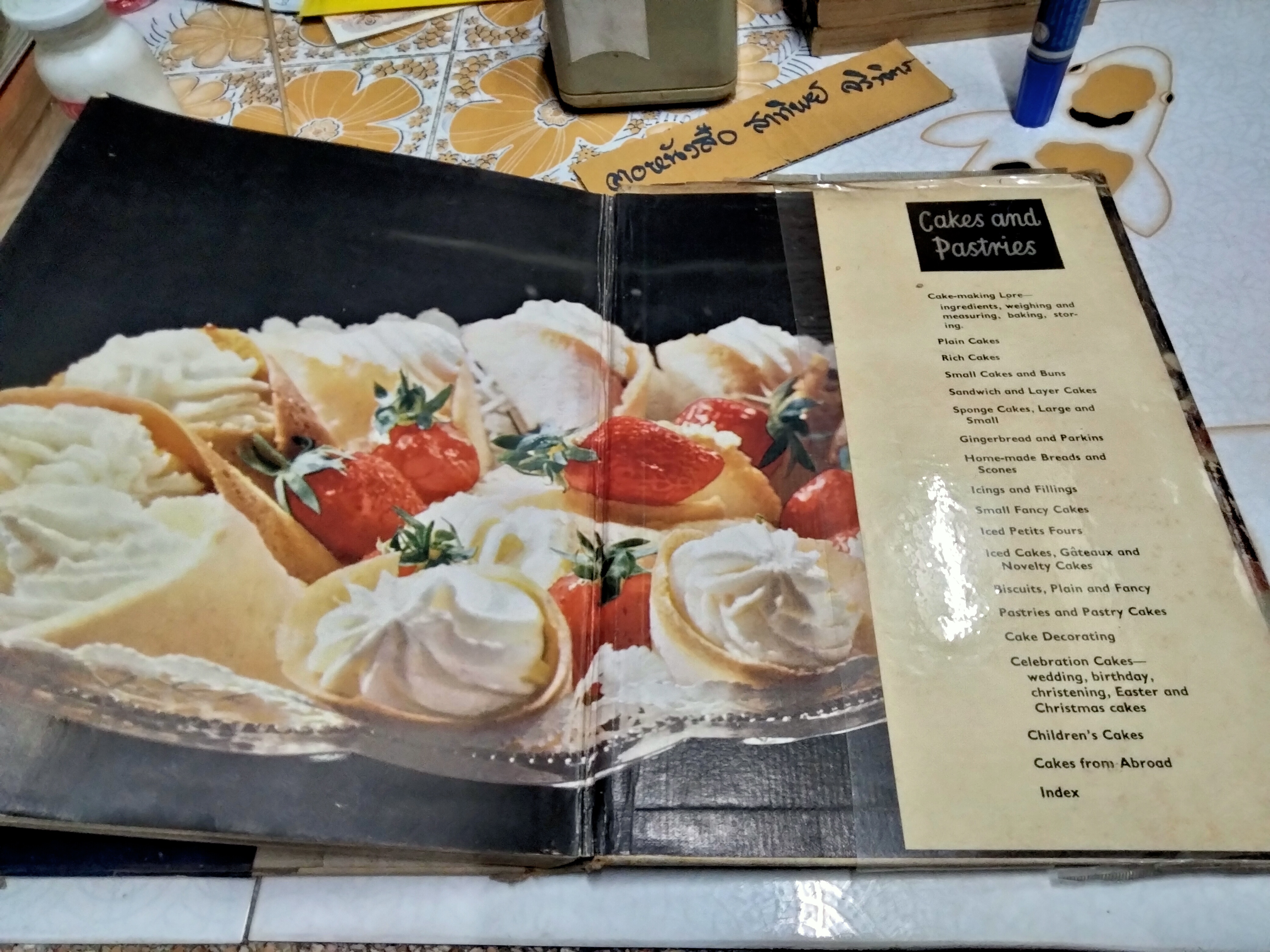 GOOD HOUSEKEEPING'S - CAKES & PASTIES FIRST PUBLISHED 1960, LOOK VINTAGE **สินค้าหมด**