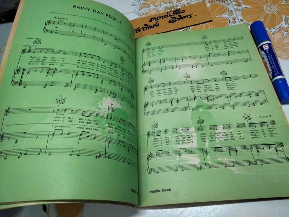 MUSIC BOOKS โดย I S. SONG HITS THAILAND'S LEADING MUSIC MAGAZINE , พิมพ์ที่วงศ์สว่างการพิมพ์ พ. ศ. 2519