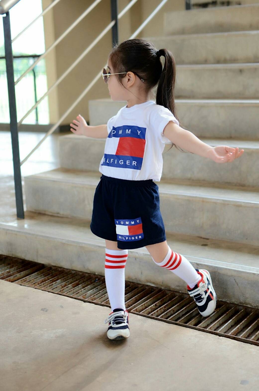 set เสื้อขาวกับกางเกงสีกรม สำหรับเด็ก