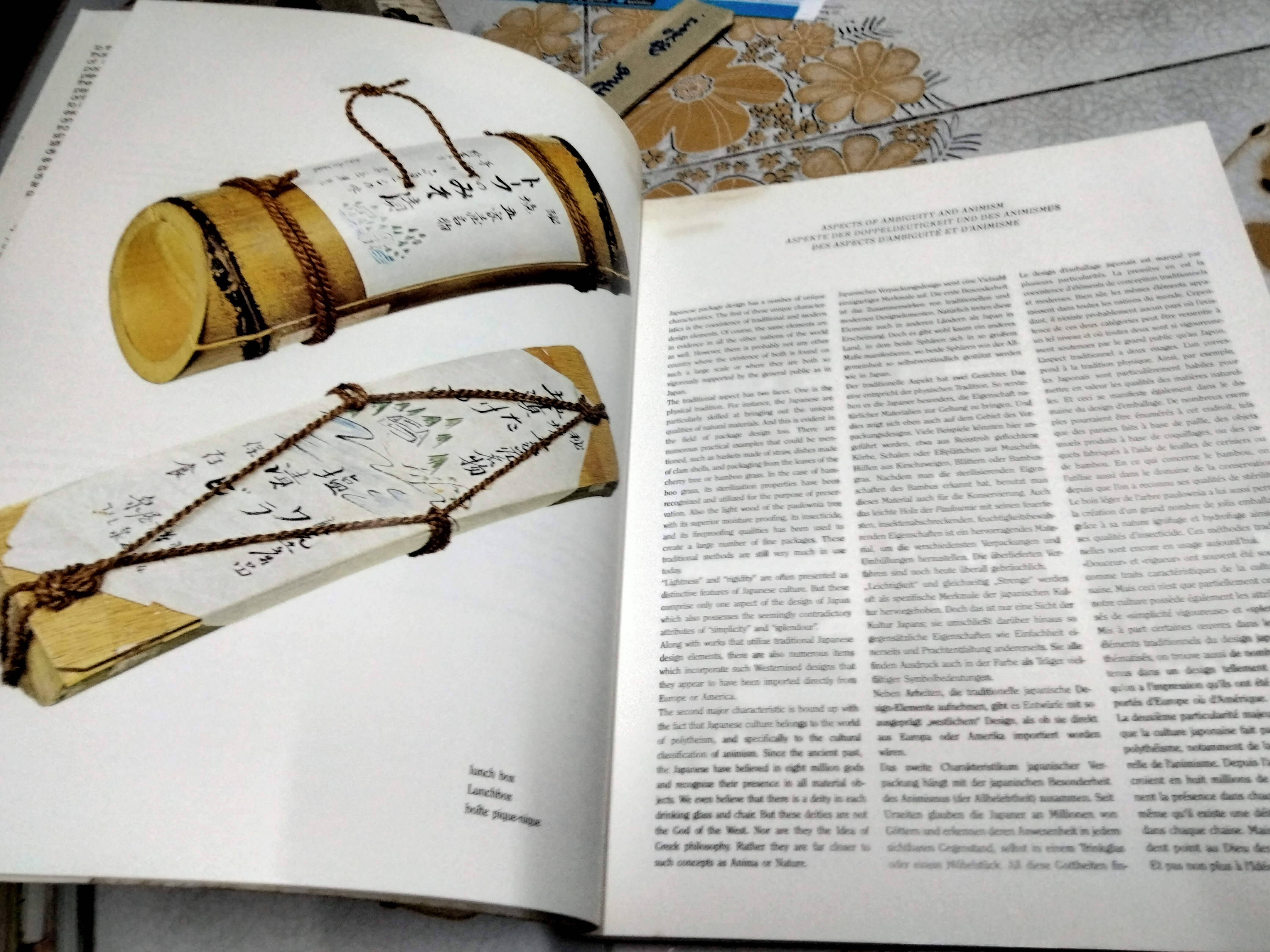 PACKAGE DESIGN IN JAPAN การออกแบบบรรจุภัณฑ์ในญี่ปุ่น Benedikt Taschen 1993 , พิมพ์ 3 ภาษา อังกฤษ เยอรมัน ฝรั่งเศส (มีตำหนิ)