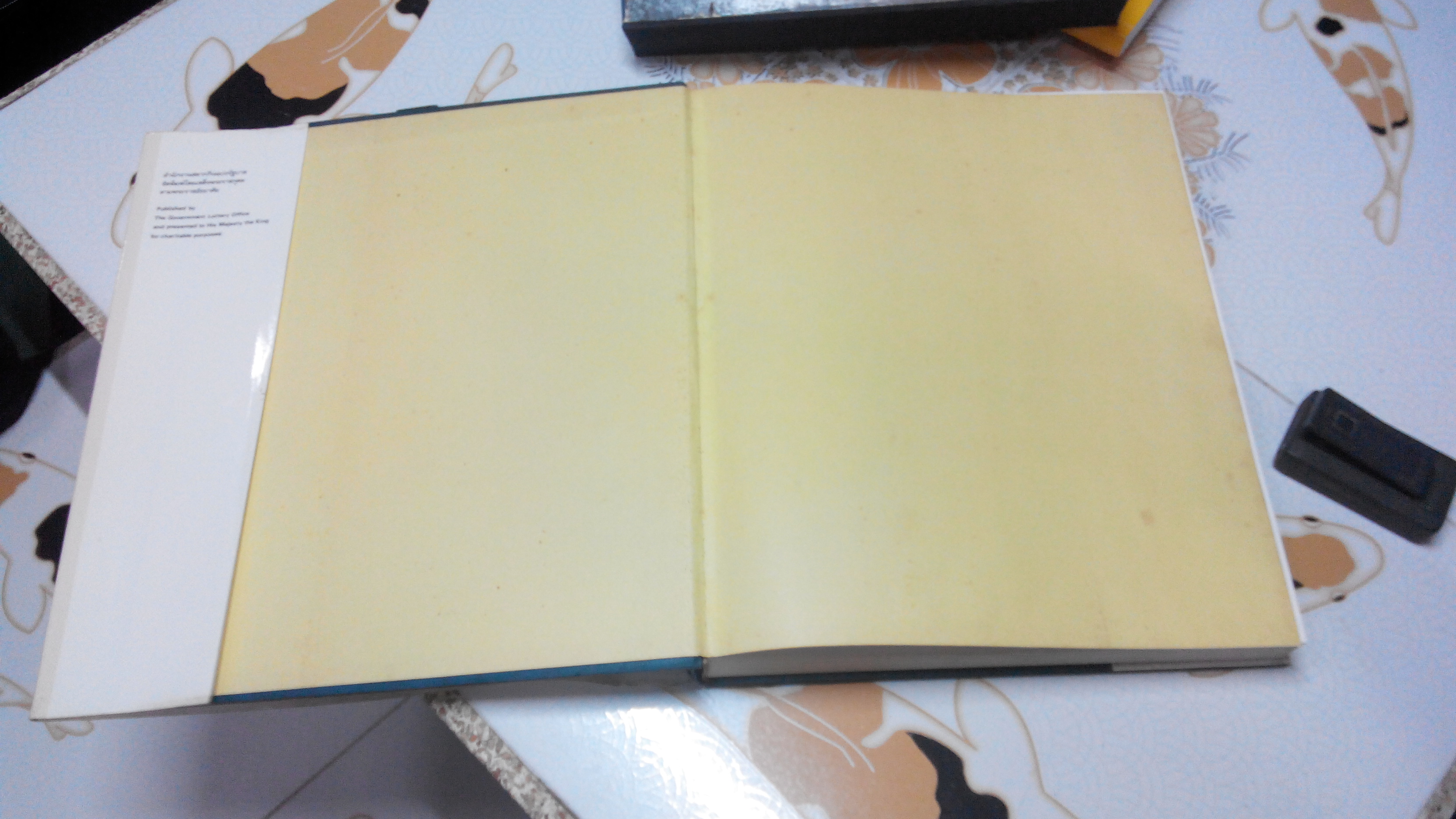 จิตรกรรมฝาผนังเรื่องรามเกียรติ์ รอบพระระเบียง วัดพระศรีรัตนศาสดาราม ( The Ramayana - Mural paintings along the galleries of the temple of The Emerald Budha ) หนังสือปกแข็ง มีใบหุ้มปก พร้อมกล่อง