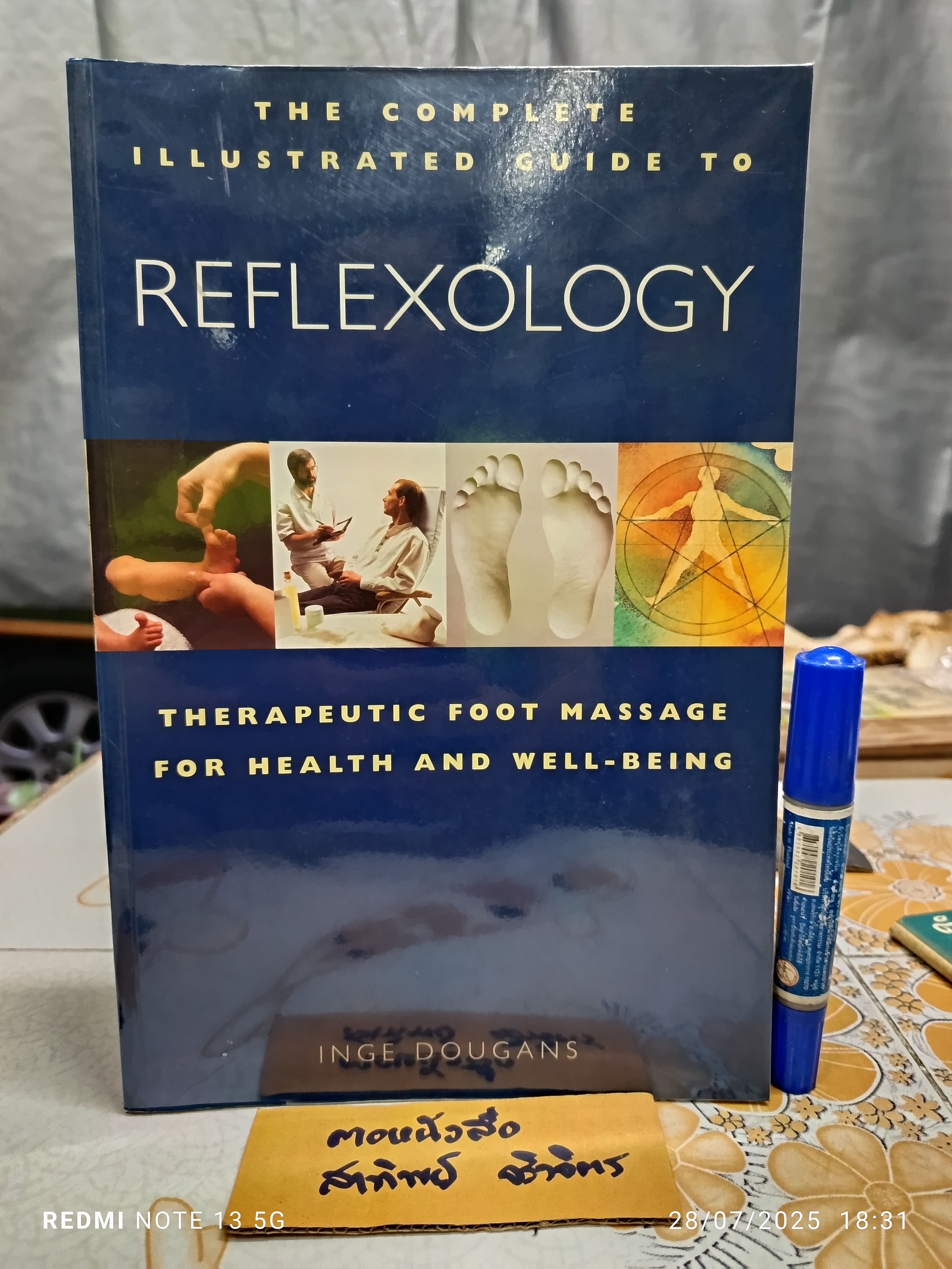 The Complete Illustrated Guide to Reflexology เขียนโดย Inge Dougans