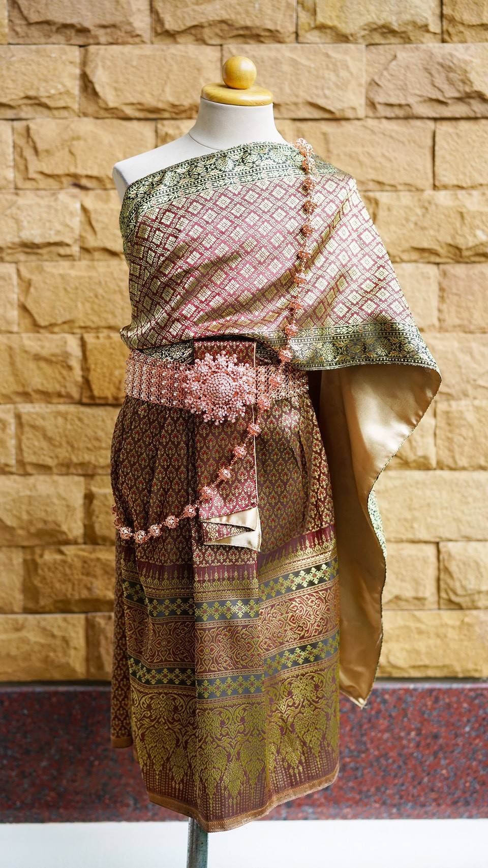 ชุดไทยเด็กหญิง สไบผ้าพิมทองพร้อมผ้าถุง