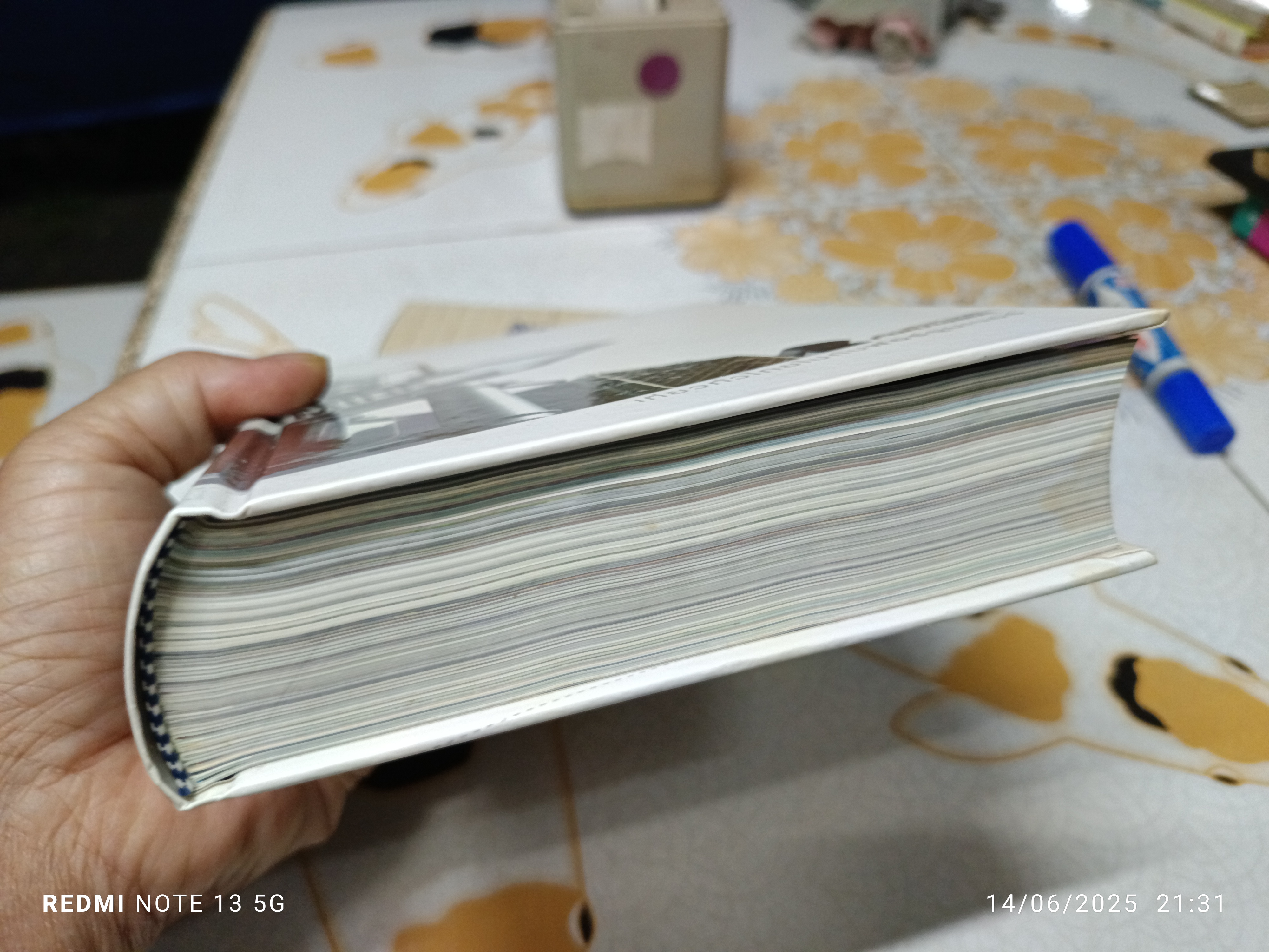 เที่ยวทั่วไทยไปกับฟอร์จูนเนอร์ ฉบับ 2 ภาษา ไทย-อังกฤษ (76 จังหวัด) **มีตำหนิ ที่สันหนังสือแหว่ง