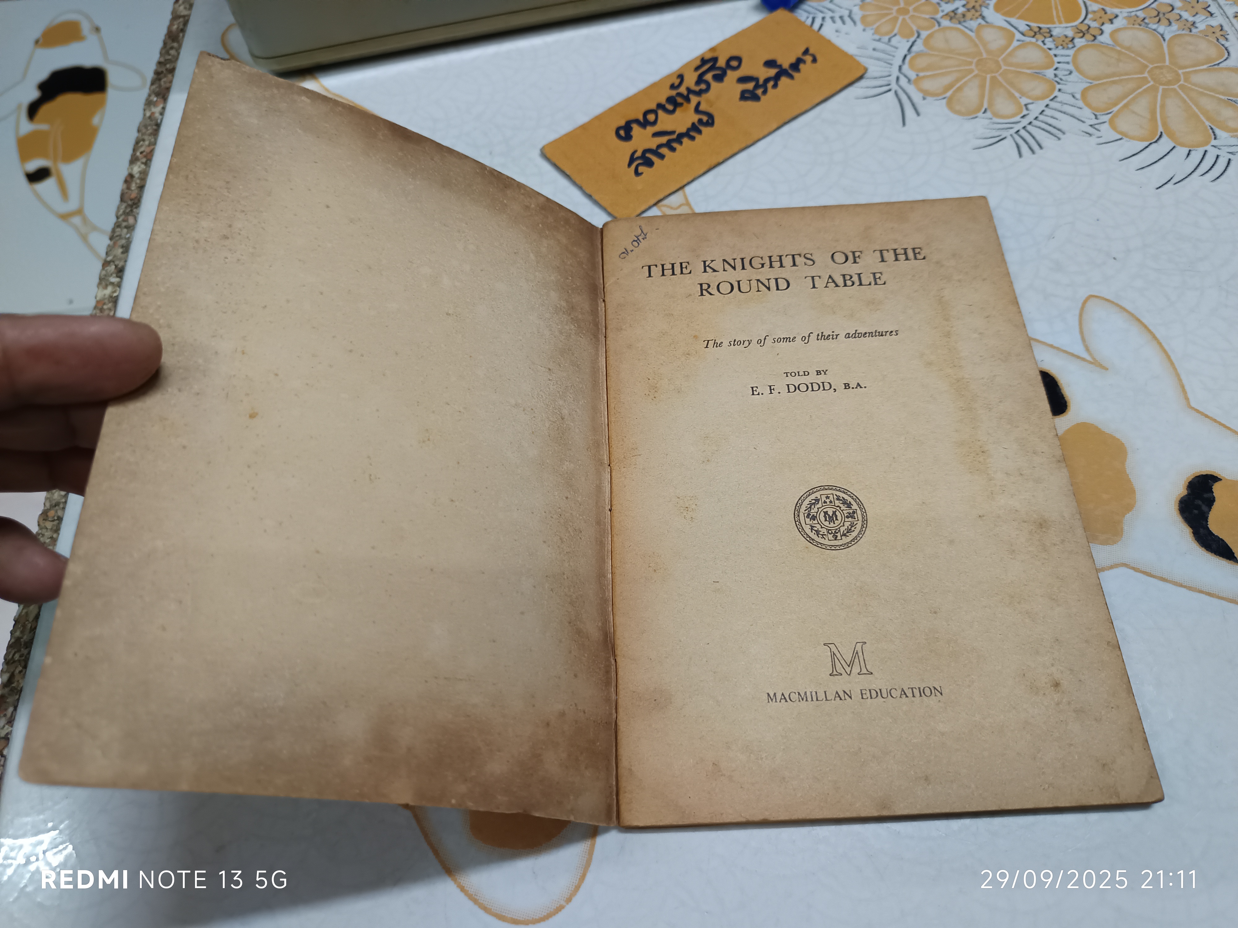 The Knights of the Round Table หนังสือชุด "Dodd's Supplementary Readers" พิมพ์ปี 1976