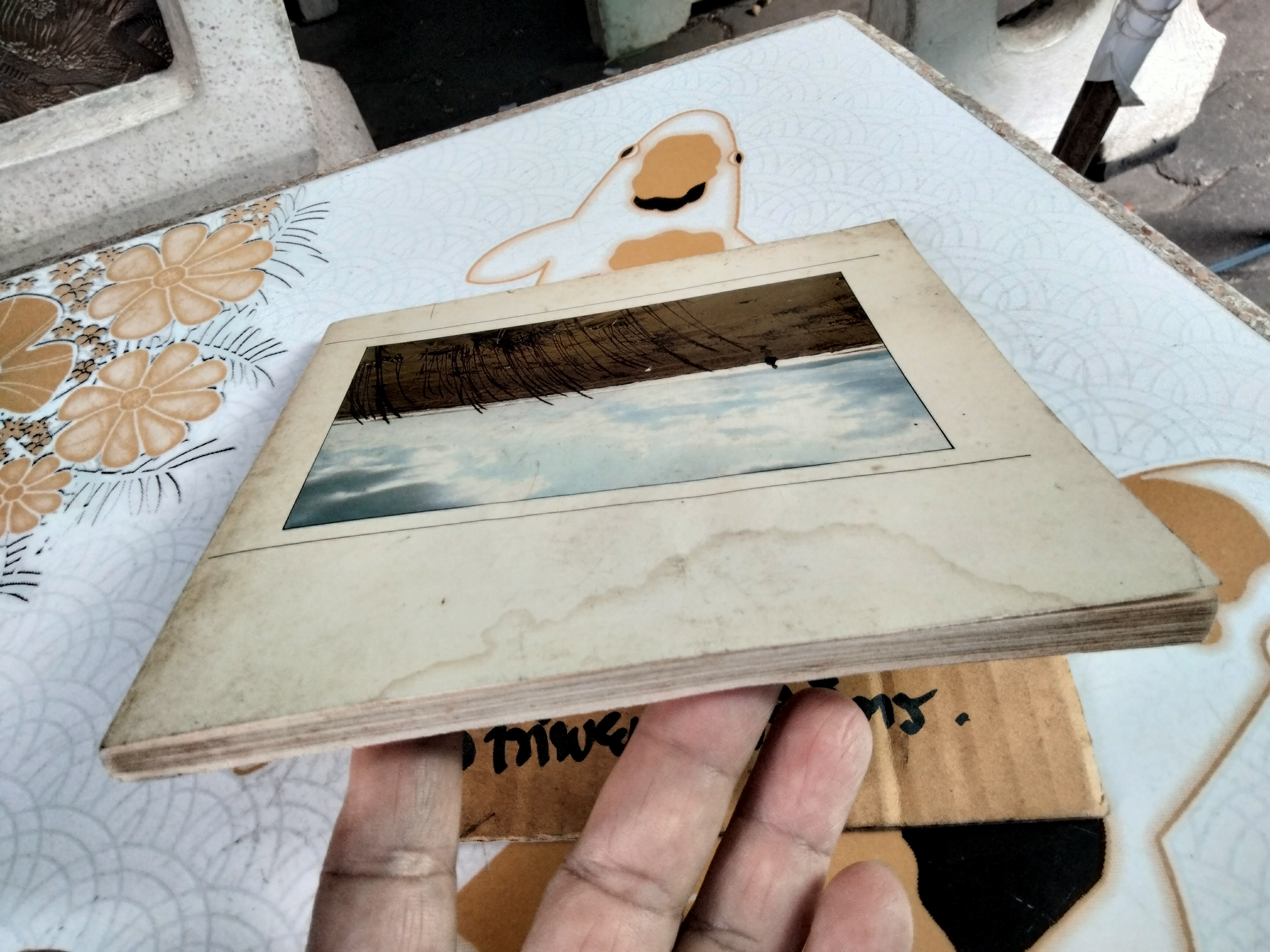 คือดนตรีลำเค็ญ คือคนคาราวาน โดย สุรชัย จันทิมาธร พิมพ์ครั้งแรก สิงหาคม 2528, ปก รูปเล่ม โดย ผไท ภูธา / ภาพประกอบโดย สุรชัย จันทิมาธร - มงคล อุทก