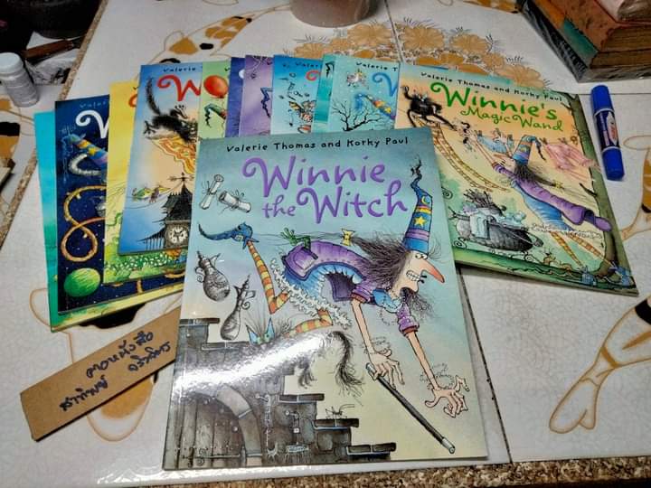 หนังสือภาพชุด Winnie the Witch Series โดย Valerie Thomas and Korky Paul สำนักพิมพ์ Oxford พิมพ์ปี 2006 **สินค้าหมด**