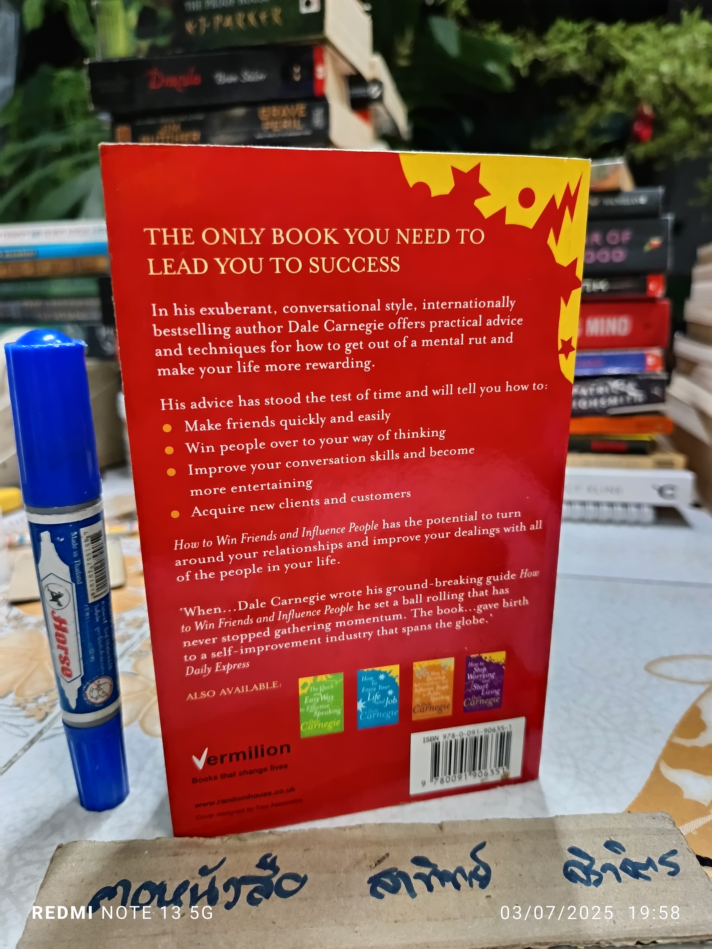 How to Win Friends & Influence People (Dale Carnegie ) **มีรอยเปื้อนที่มุมหนังสือ (ตามรูป)