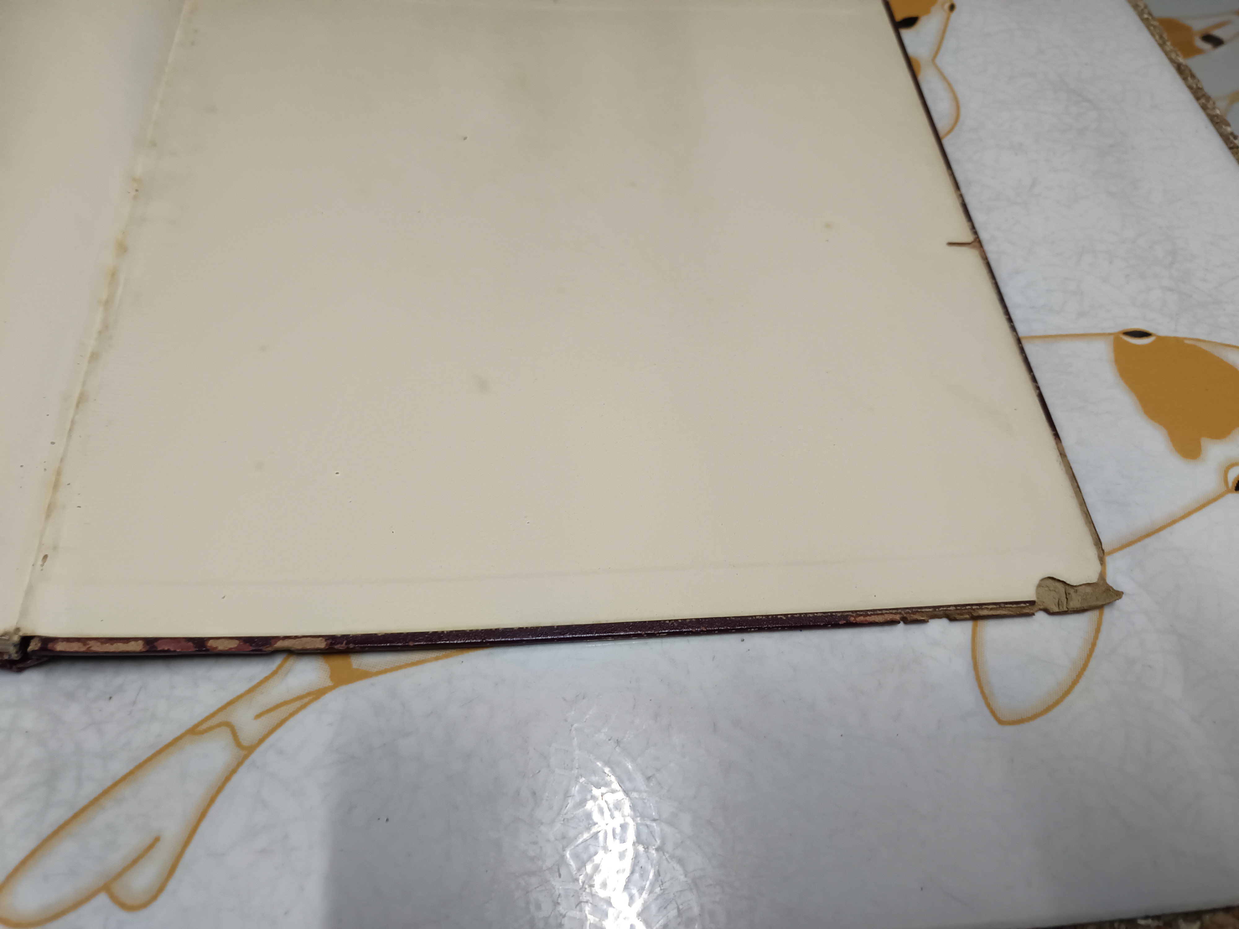 สมุดภาพเหตุการณ์สำคัญของกรุงรัตนโกสินทร์ พิมพ์เป็นที่ระลึกเนื่องในโอกาสสมโภชกรุงรัตนโกสินทร์ 200 ปี , พ.ศ. 2525 ** มีรอยปลวกกินขอบปก (ตามรูป) ไม่กระทบเนื้อหา