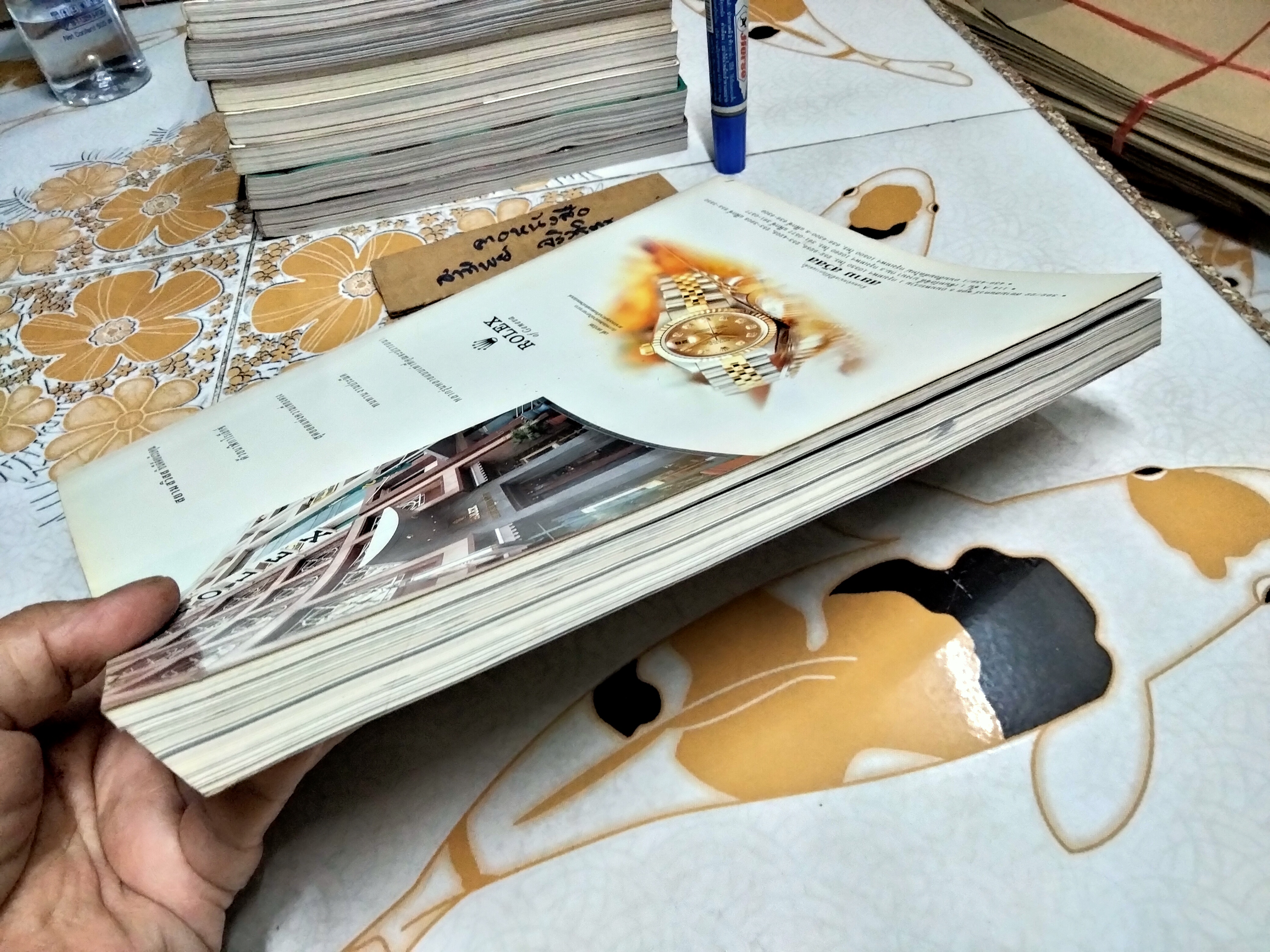 นิตยสารพลอยแกมเพชร ฉบับที่ 189 - 15 ธันวาคม 2542 ปก พระบรมสาทิสลักษณ์ พระบาทสมเด็จพระเจ้าอยู่หัวภูมิพลอดุลยเดช , ฝีมือ อ.จักรพันธ์ โปษยกฤต