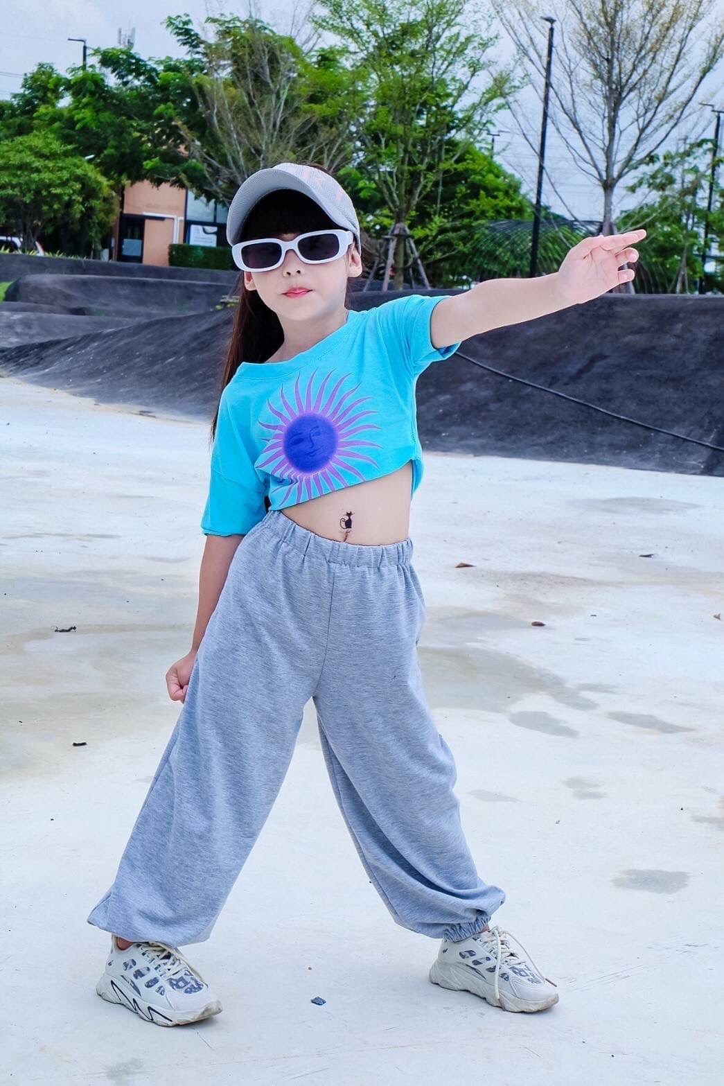 ชุดเต้นเด็ก set2ชิ้น เสื้อครอปกับกางเกงขายาว สำหรับน้อง 4ถึง12ขวบ