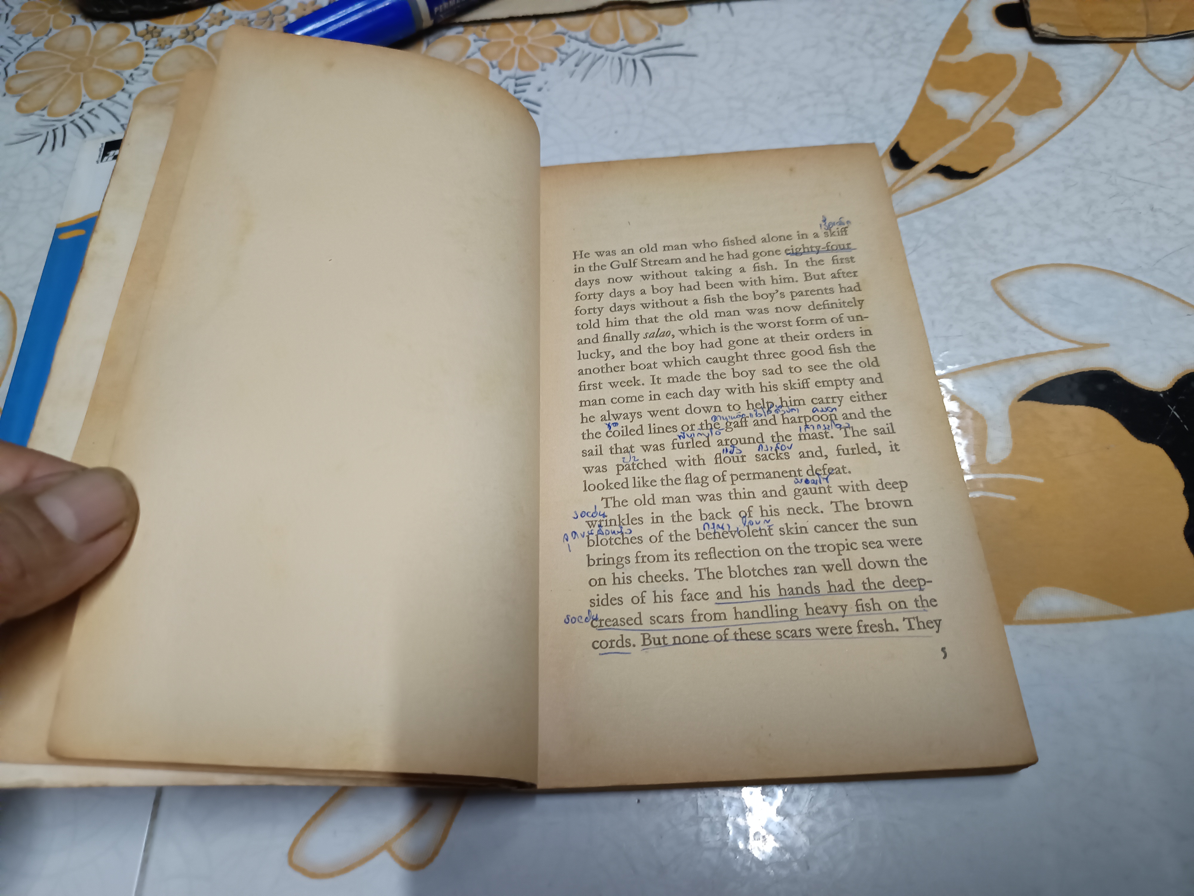 (ขายรวม 2 เล่ม) เฒ่าผจญทะเล + The Old Man and the Sea , penguin books