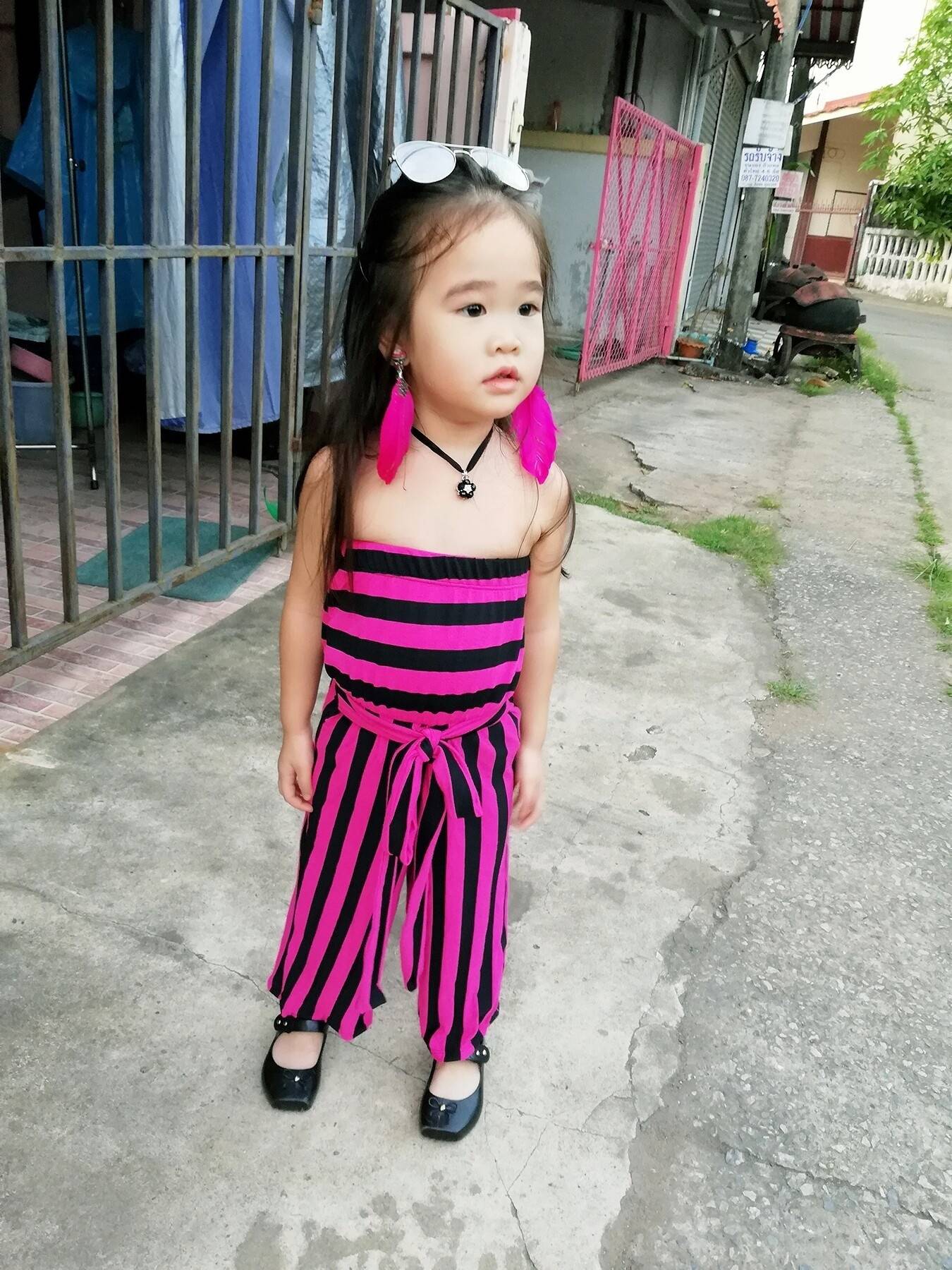 จั๊มสูทเกาะอกผูกเอว ลายริ้วชมพูดำ เด็กหญิง