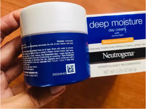 (Pre Order) Neutrogena® SPF 20 Deep Moisture Day Cream with Sunscreen Broad Spectrum SPF 20 2.25oz (63g) นุโทรจีน่า ครีมบำรุง สูตรเติมความชุ่มชื้น ผสมกันแดด