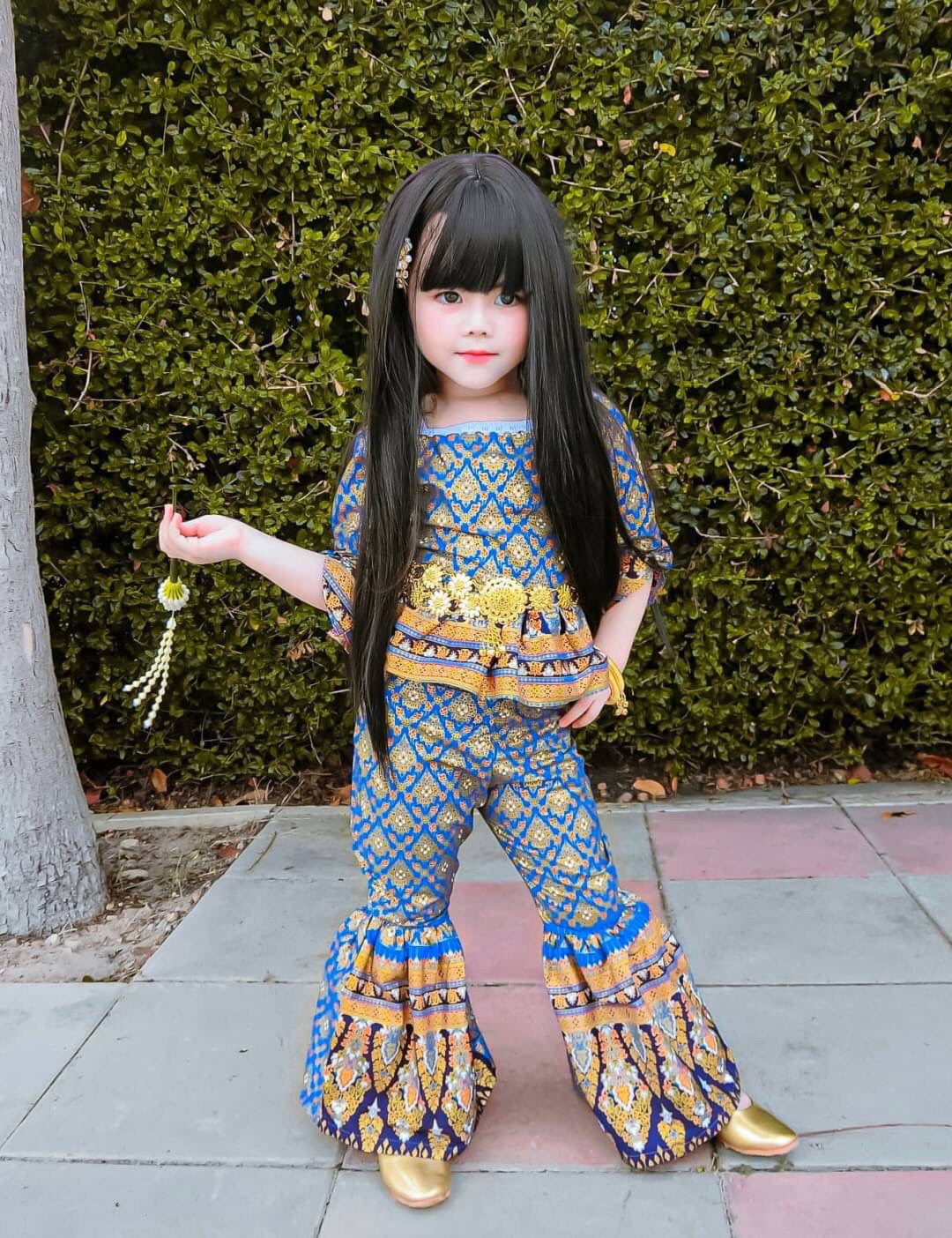 ชุดไทยประยุกต์เด็กหญิง เสื้อคอเหลี่ยมกับกางเกงขาระฆัง