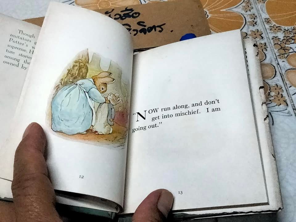 THE TALE OF PETER RABBIT BY BEATRIX POTTER (ฉบับภาษาอังกฤษ) F. WARNE & CO., ไม่ระบุปีที่พิมพ์ **สินค้าหมด**