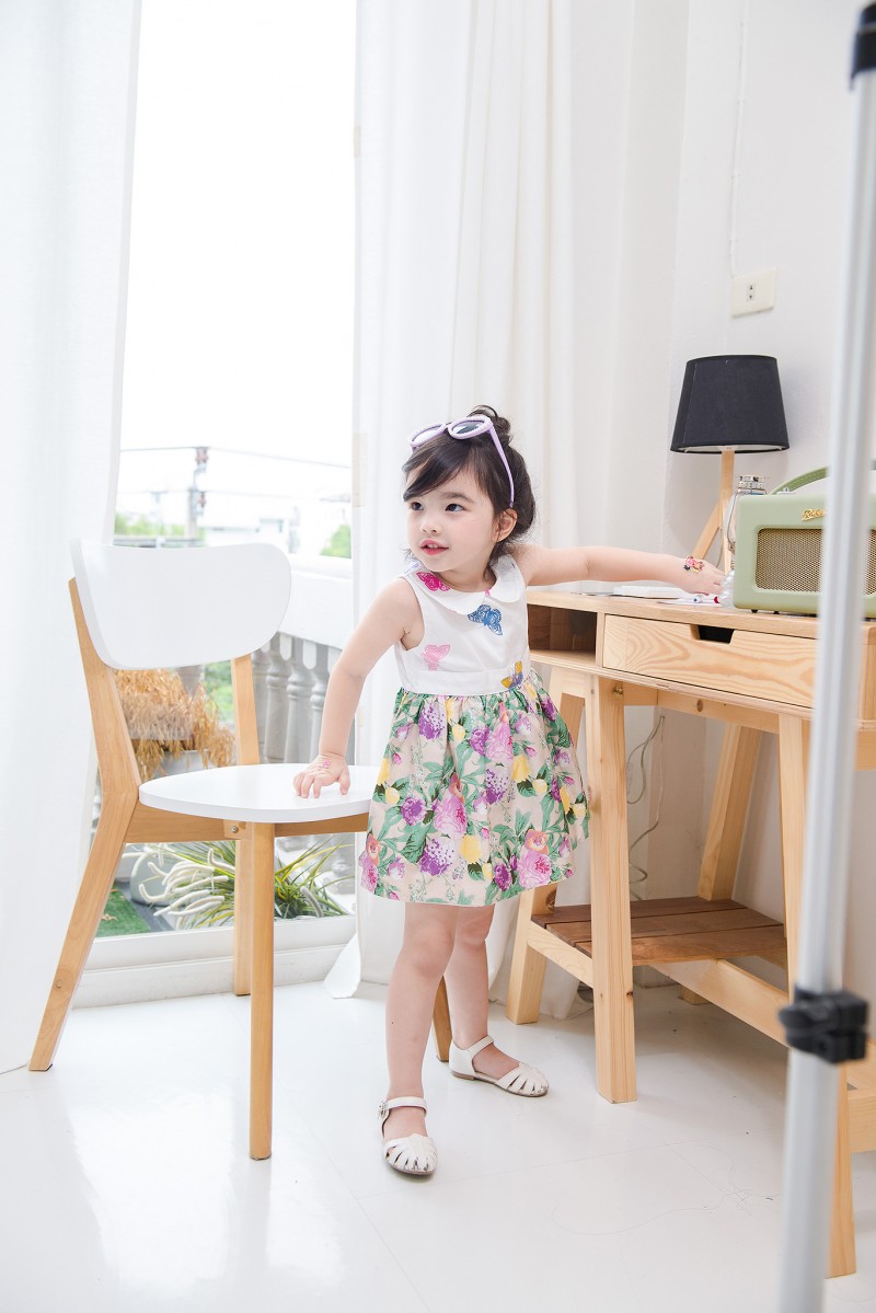 เดรสเด็กหญิงแขนกุด ลายดอกไม้โทนม่วงกับผีเสื้อ