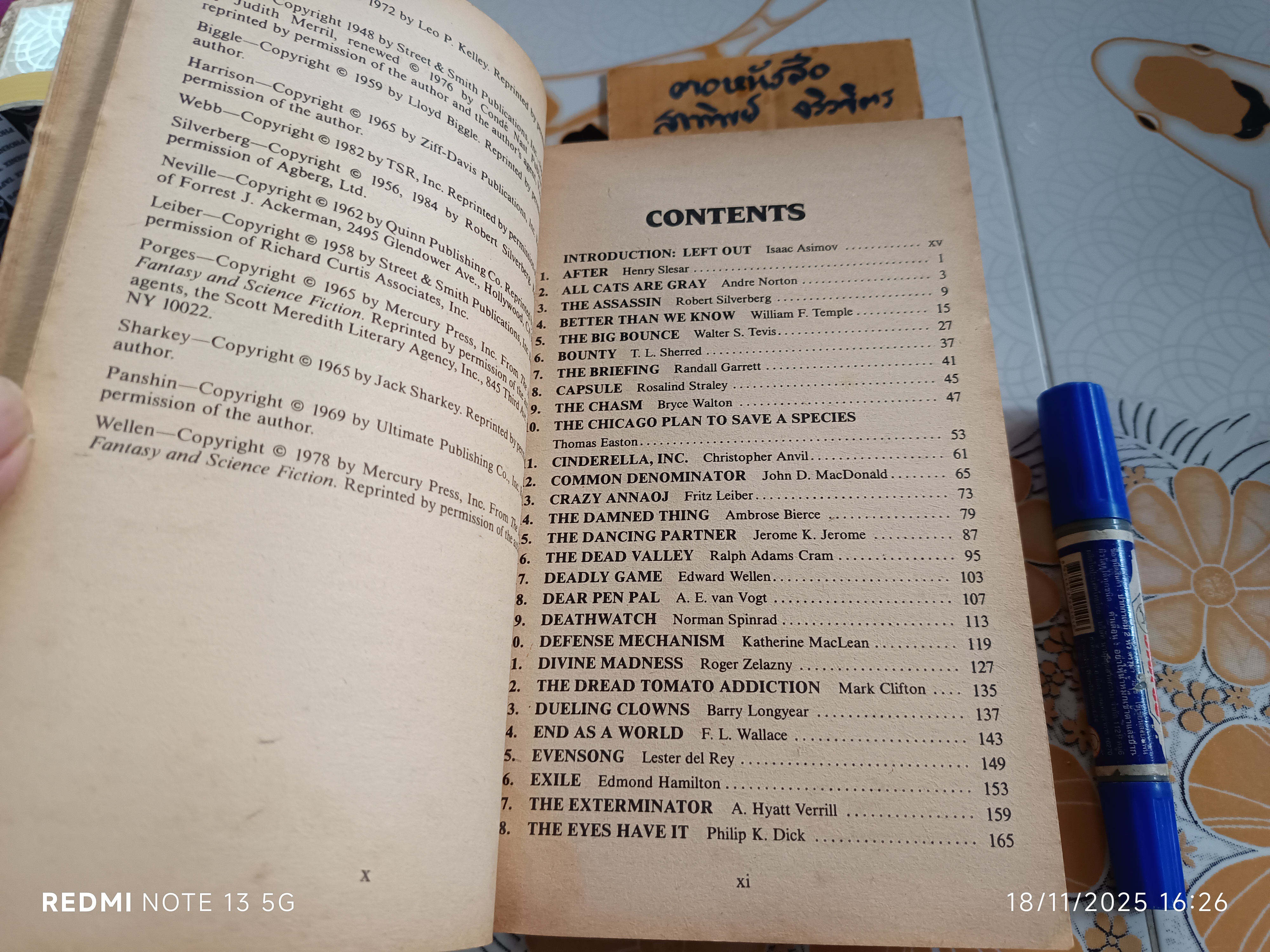 The Giant Book of Science Fiction Stories Edited by Isaac Asimov ,Magpie Books in 1992 (หนังสือมีคราบน้ำ)