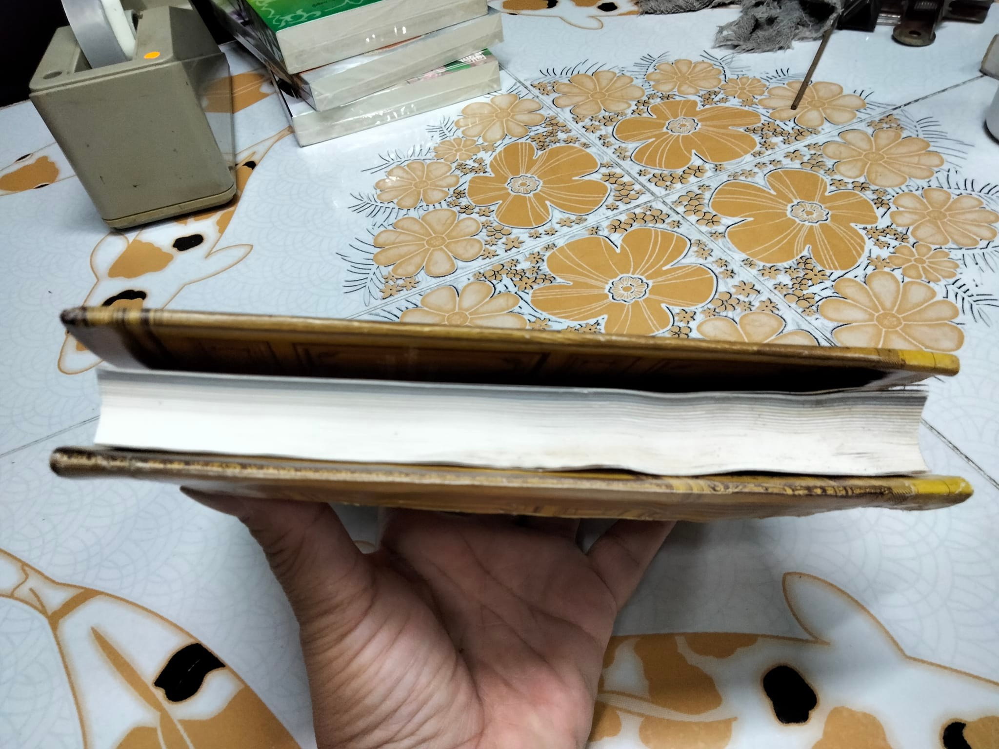 ปีศาจ (ปกแข็ง) เสนีย์ เสาวพงศ์ ** หนังสือตำหนิโดนน้ำ ตัวเล่มเป็นลอน มีคราบน้ำ