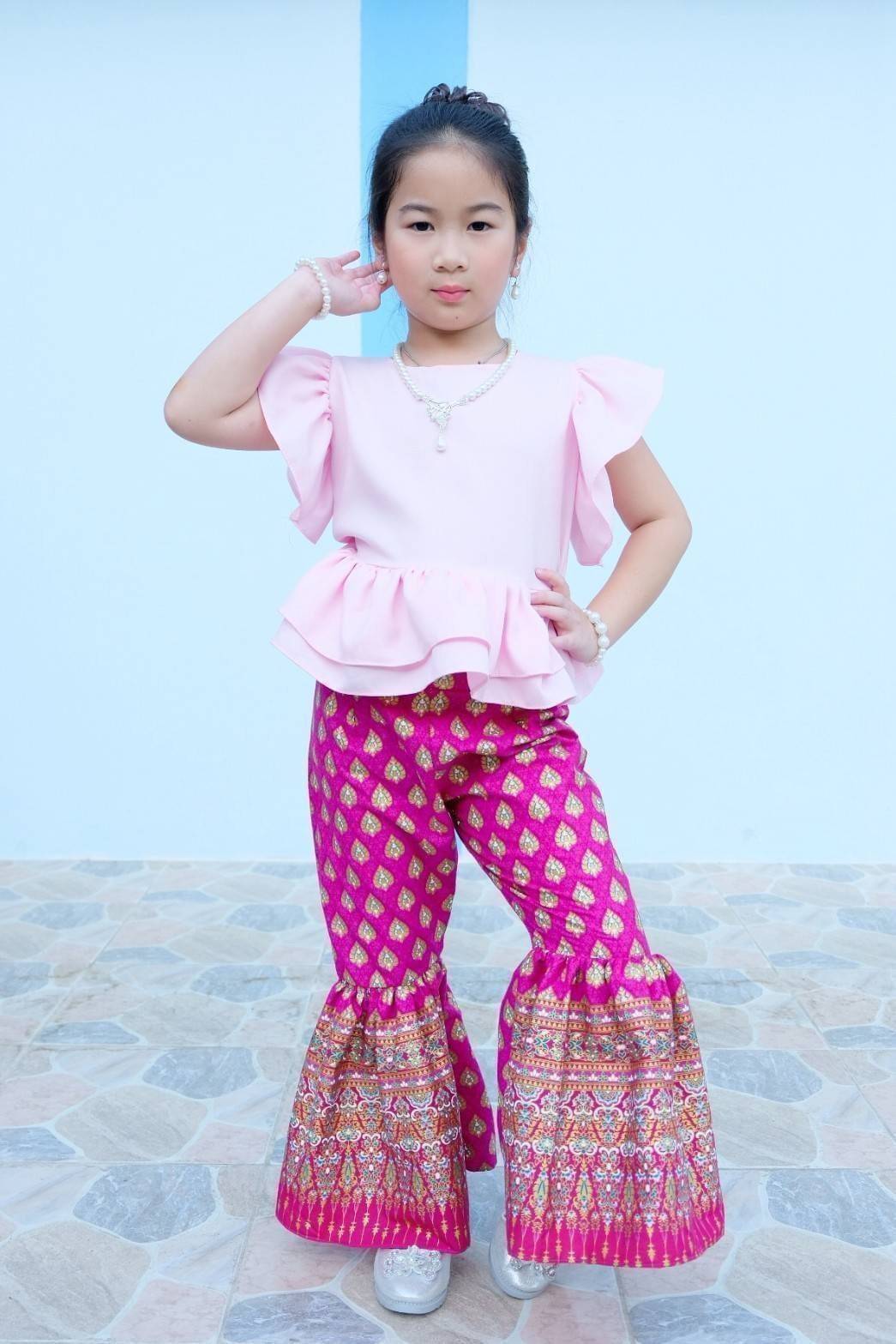 ชุดไทยเด็กหญิง เสื้อระบายกับกางเกงผ้าไทย