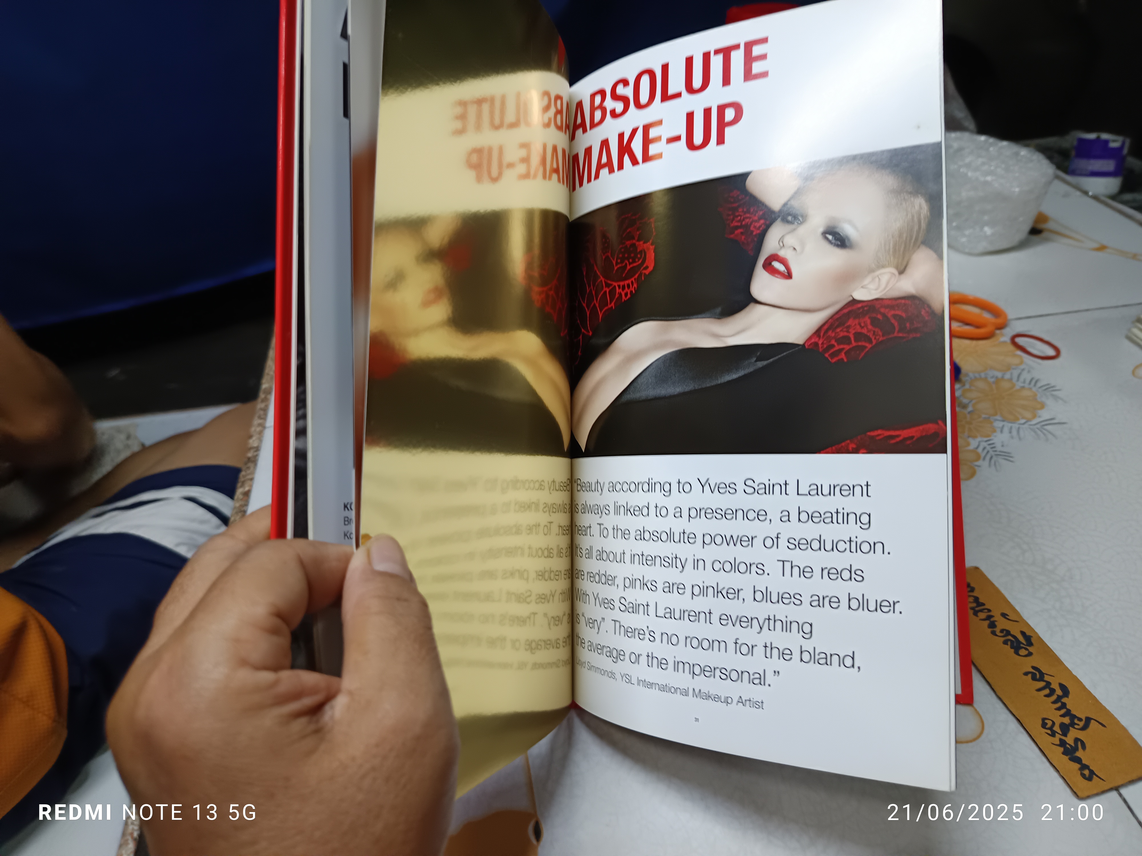 หนังสือประวัติศาสตร์ Yves Saint Laurent พิมพ์ปี 2011 France