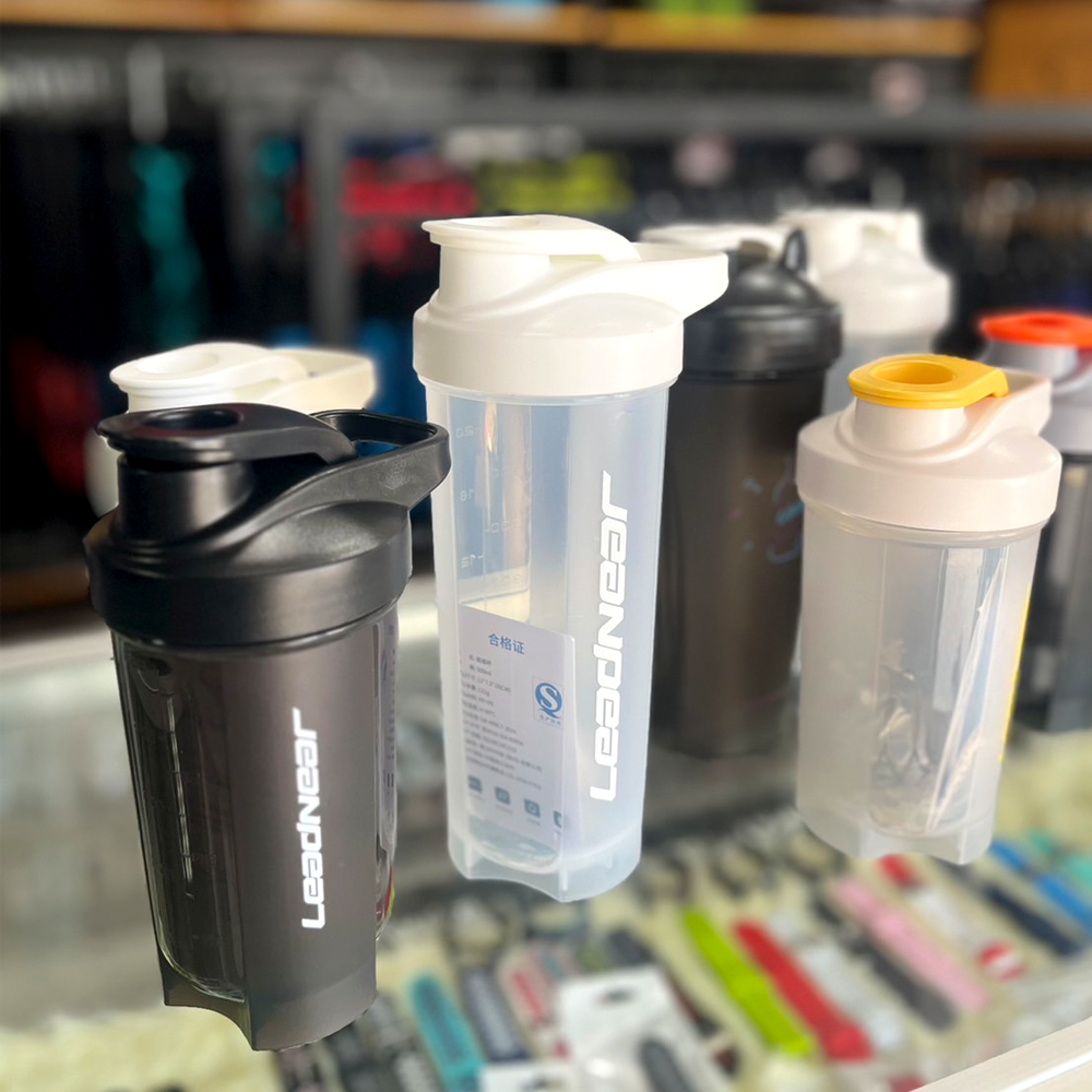 ขวดน้ำพกพาขนาด 500 600 700 ml ฟรีตะกร้อเขย่าในขวดน้ำและชุดอุปกรณ์ทำความสะอาด 1ชุด (L23)