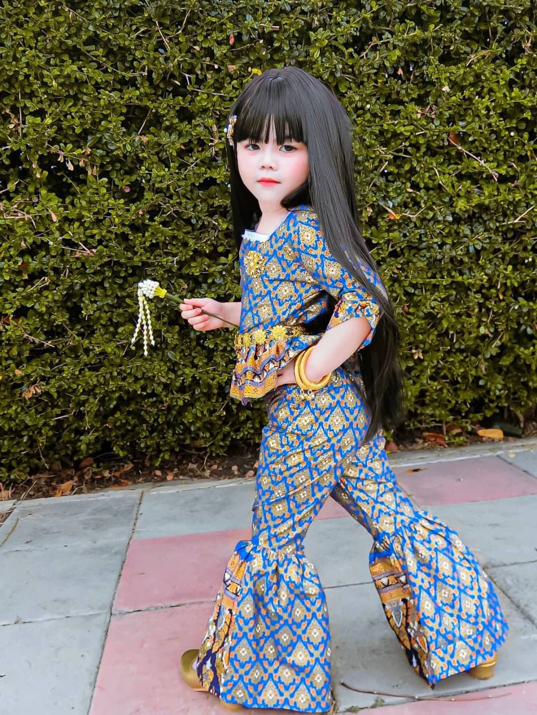 ชุดไทยประยุกต์เด็กหญิง เสื้อคอเหลี่ยมกับกางเกงขาระฆัง