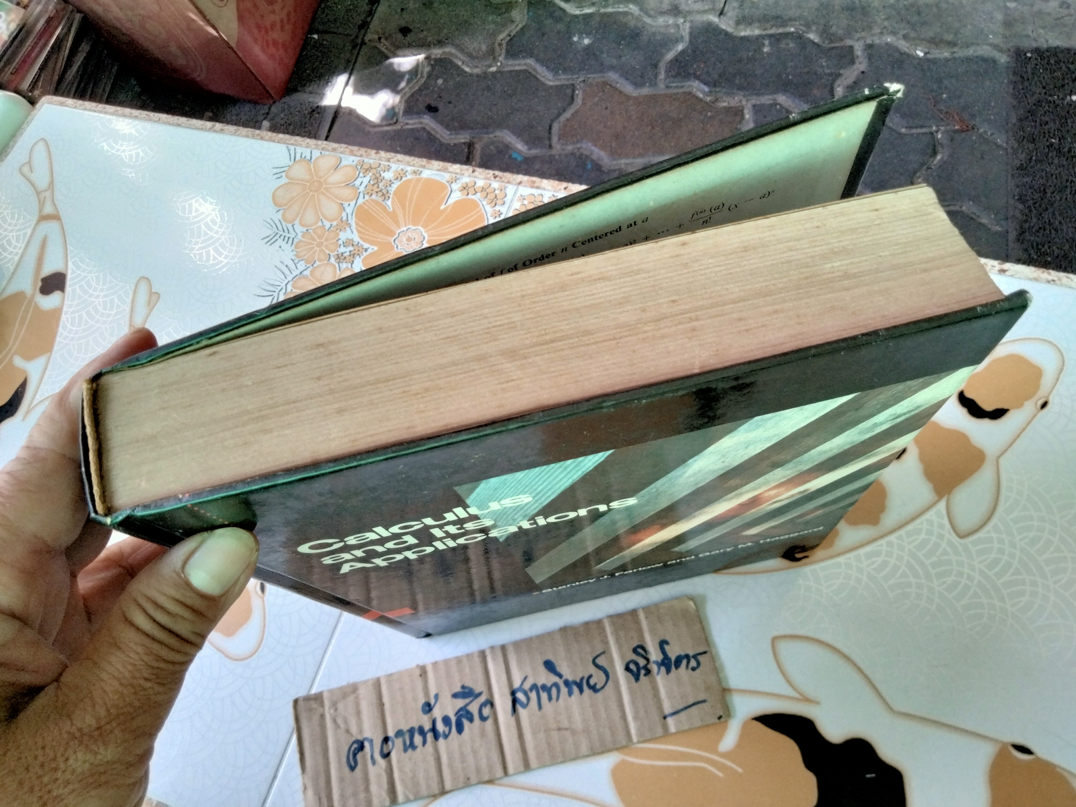 Calculus and Its Applications, Stanley J. Farlow and Gary M. Haggard. (สันหนังสือด้านล่างมีรอยแหว่งเล็กน้อย)