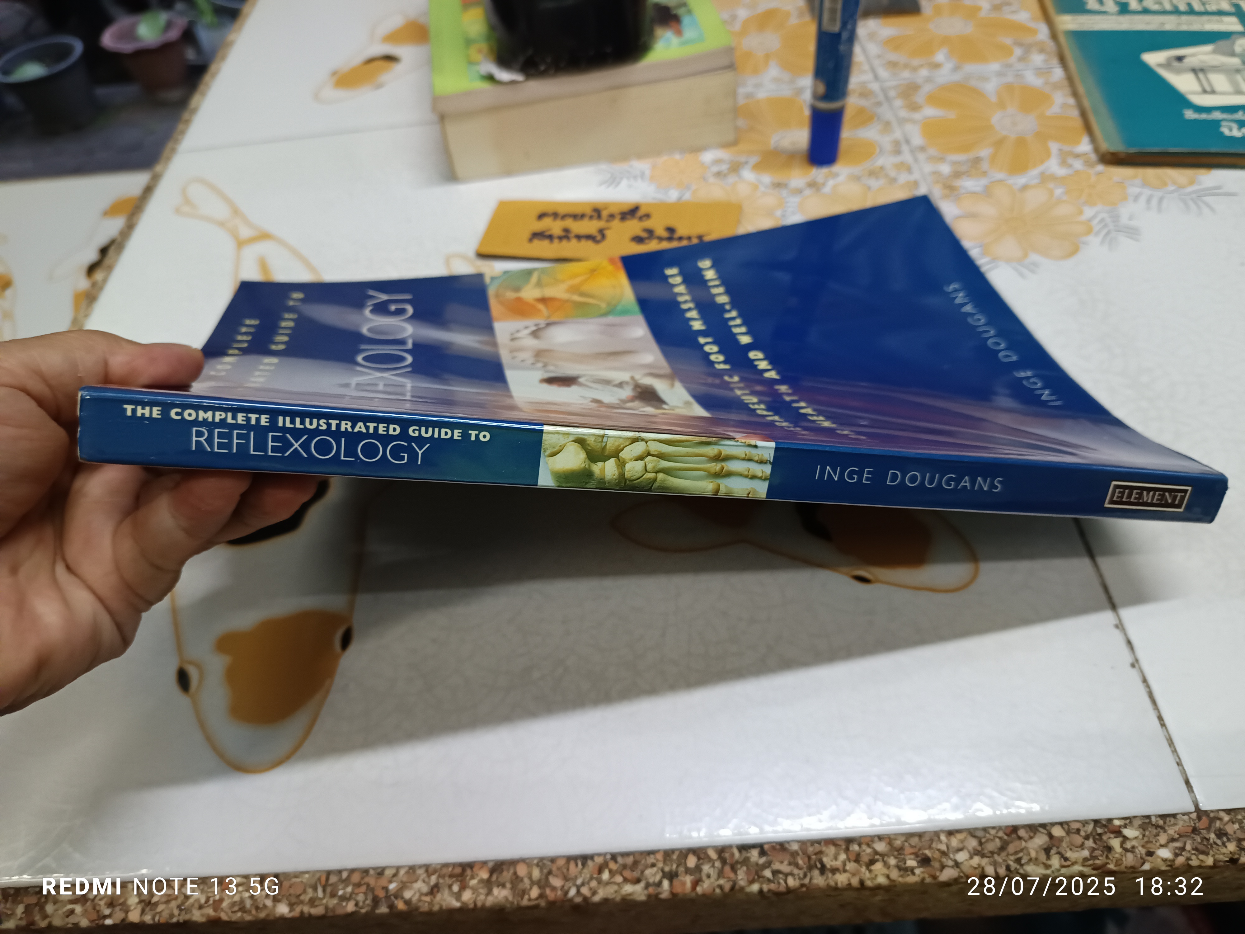 The Complete Illustrated Guide to Reflexology เขียนโดย Inge Dougans