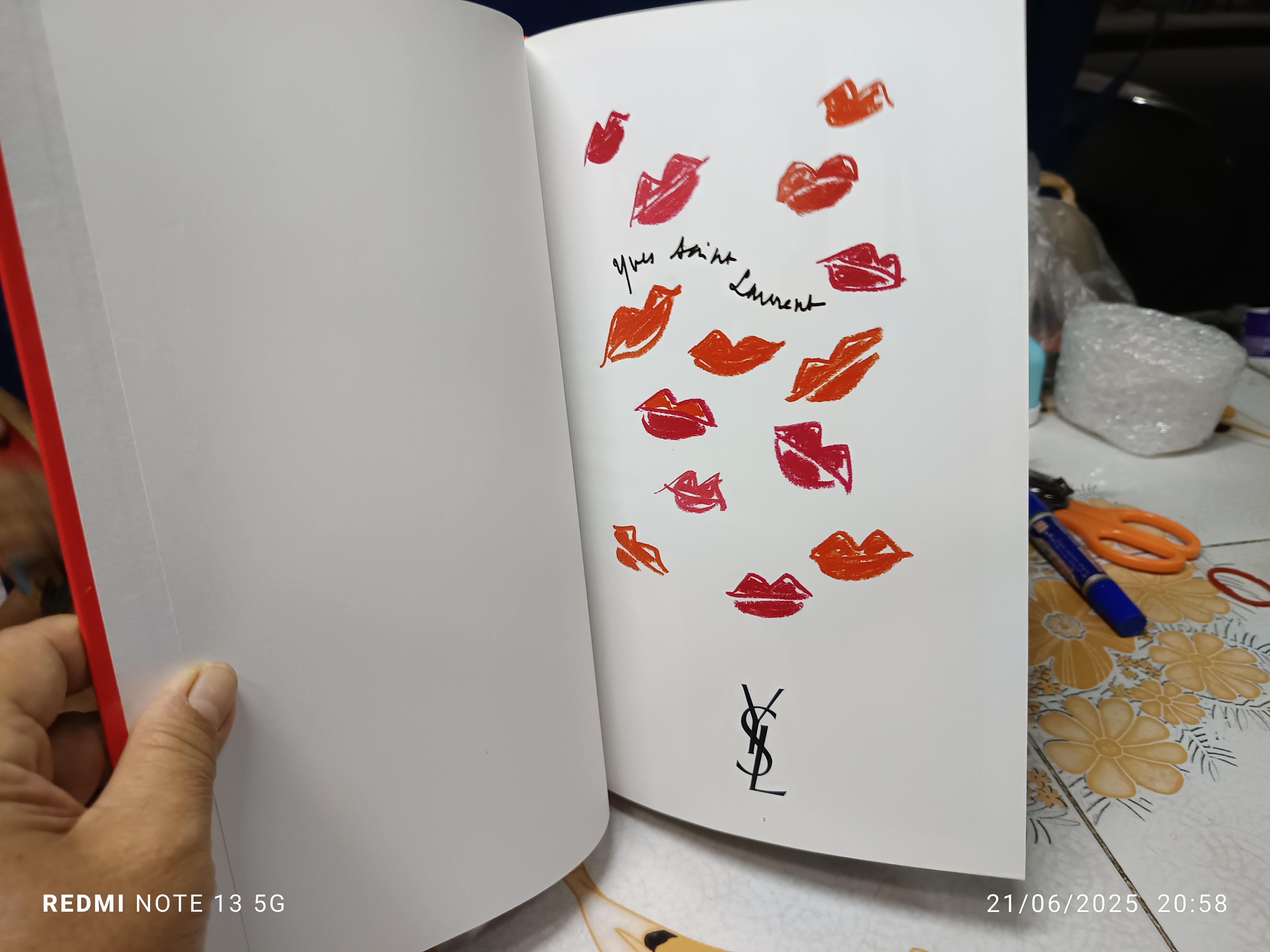 หนังสือประวัติศาสตร์ Yves Saint Laurent พิมพ์ปี 2011 France