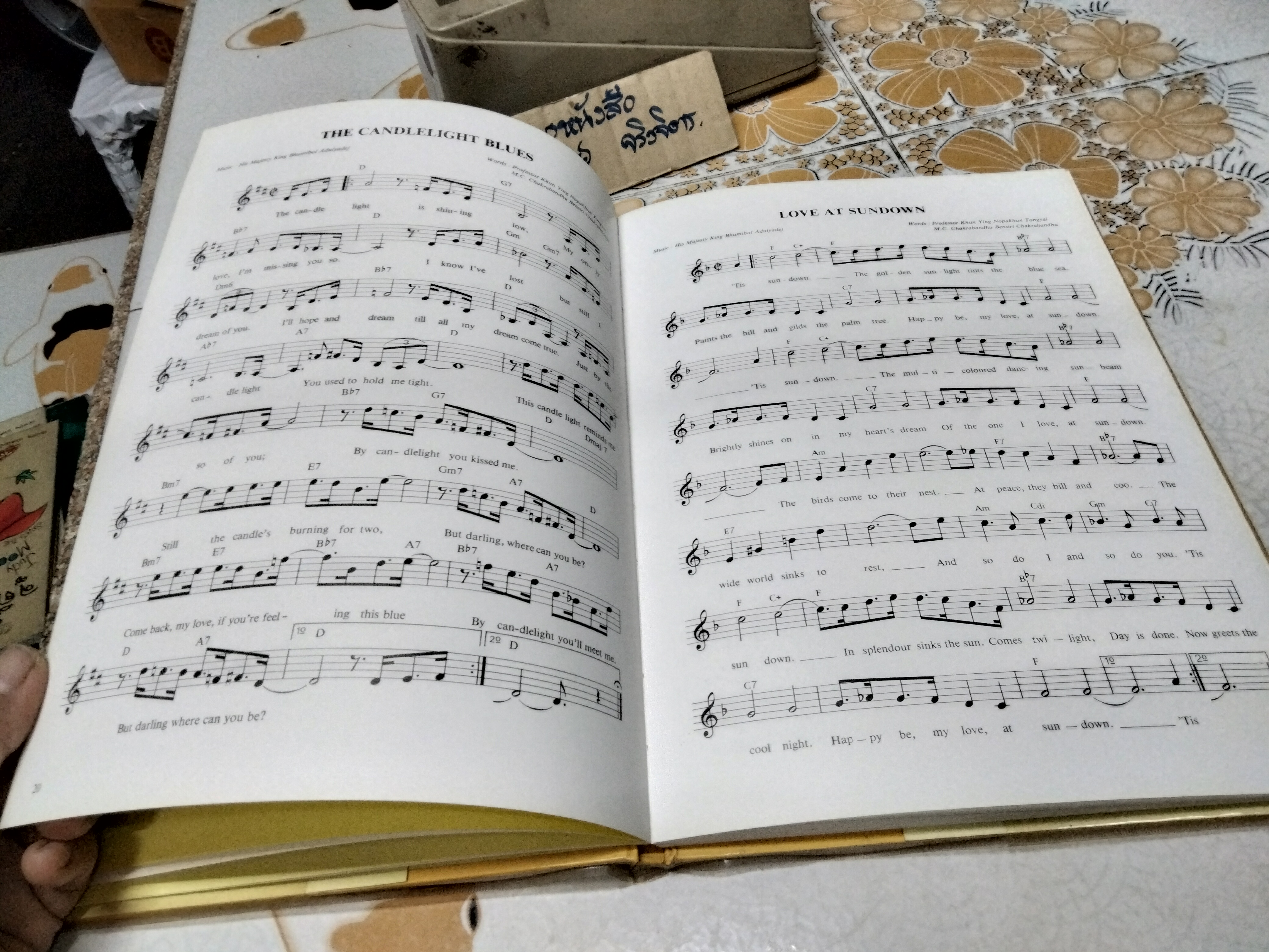 หนังสือเพลงพระราชนิพนธ์ The Music of His Majesty King Bhumibol Adulyadej ฉบับพิมพ์ครั้งแรก พ.ศ.2530