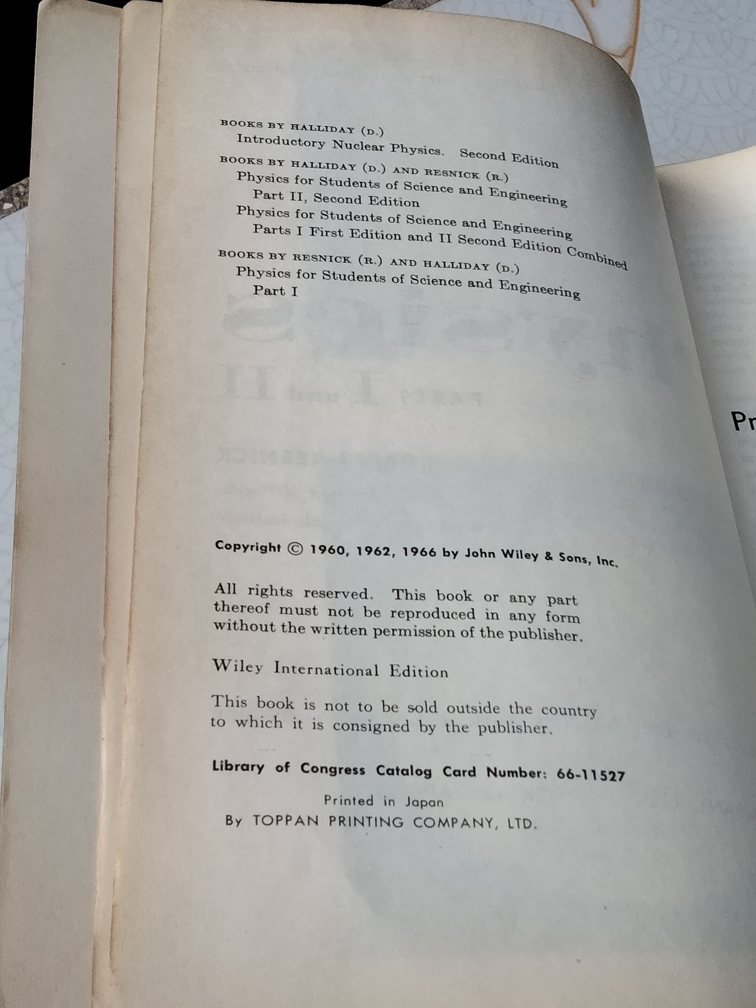 PHYSICS , combined edition parts 1+2 Robert Resnick and David Halliday (1966 edition). **สินค้าหมด**