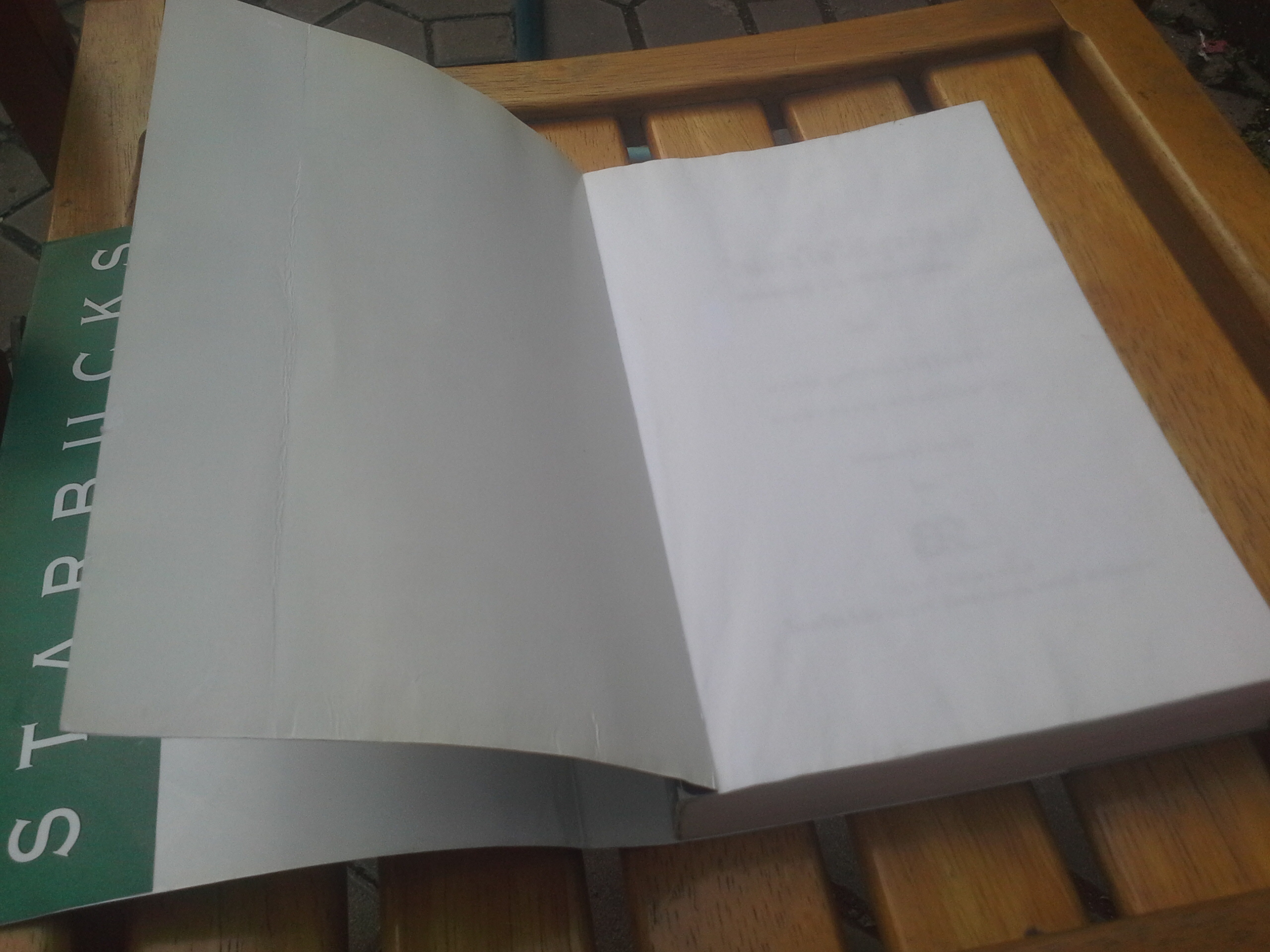 รินหัวใจใส่ธุรกิจ สตาร์บัคส์ : กาแฟบันลือโลก เขียนโดย ฮาวาร์ด ชูลท์ซ และโดริ โจนส์ ยัง / สายฟ้า พลวายุ ..แปล (หนังสือมีรอยโดนน้ำ ตัวเล่มพองเล็กน้อย) **สินค้าหมด**