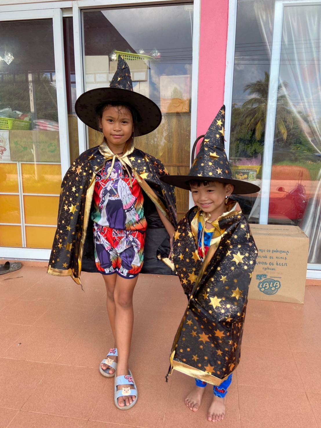 ชุดแฟนซีเด็ก ผ้าคลุมกับหมวกพ่อมดแม่มด