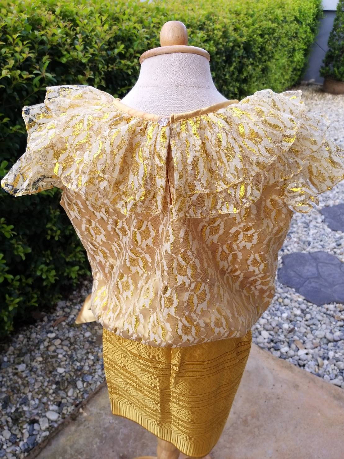 ชุดไทยเด็กสีทอง ระบายลูกไม้