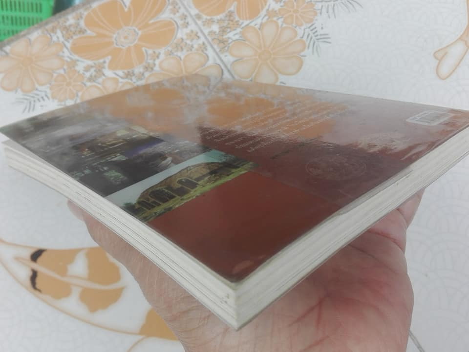 สร้างบ้าน ด้วยดิน จากดินสู่บ้าน โดย ธนา อุทัยภัตรากูร และทีมงานบ้านดิน อาศรมวงศ์สนิท **สินค้าหมด**