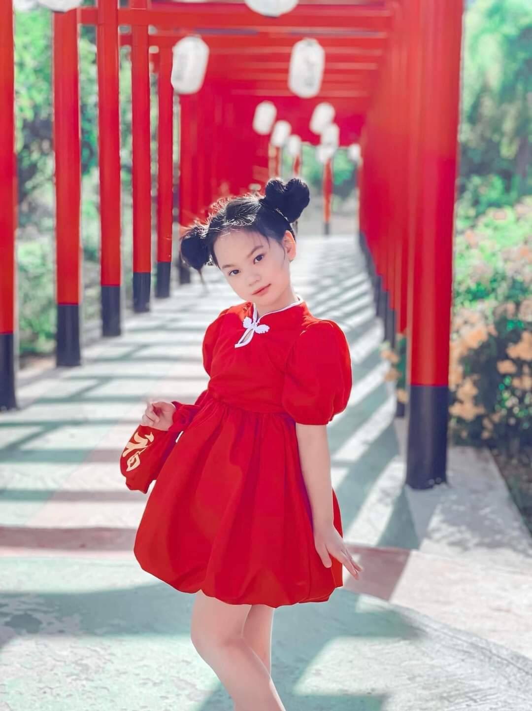 ชุดเด็กหญิงทรงบอลลูนสีแดง