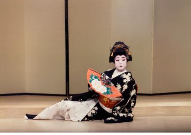 [สื่อการสอนภาษาญี่ปุ่น] พัดพับฟ้อนรำญี่ปุ่นแบบโบราณด้ามยาวทำจาก ผ้าไหม (แบบ A) 絹で作られた長い柄が付いた、日本の伝統的な舞扇子です。A Traditional Japanese Dancing Fan with a Long Handle Made of Silk