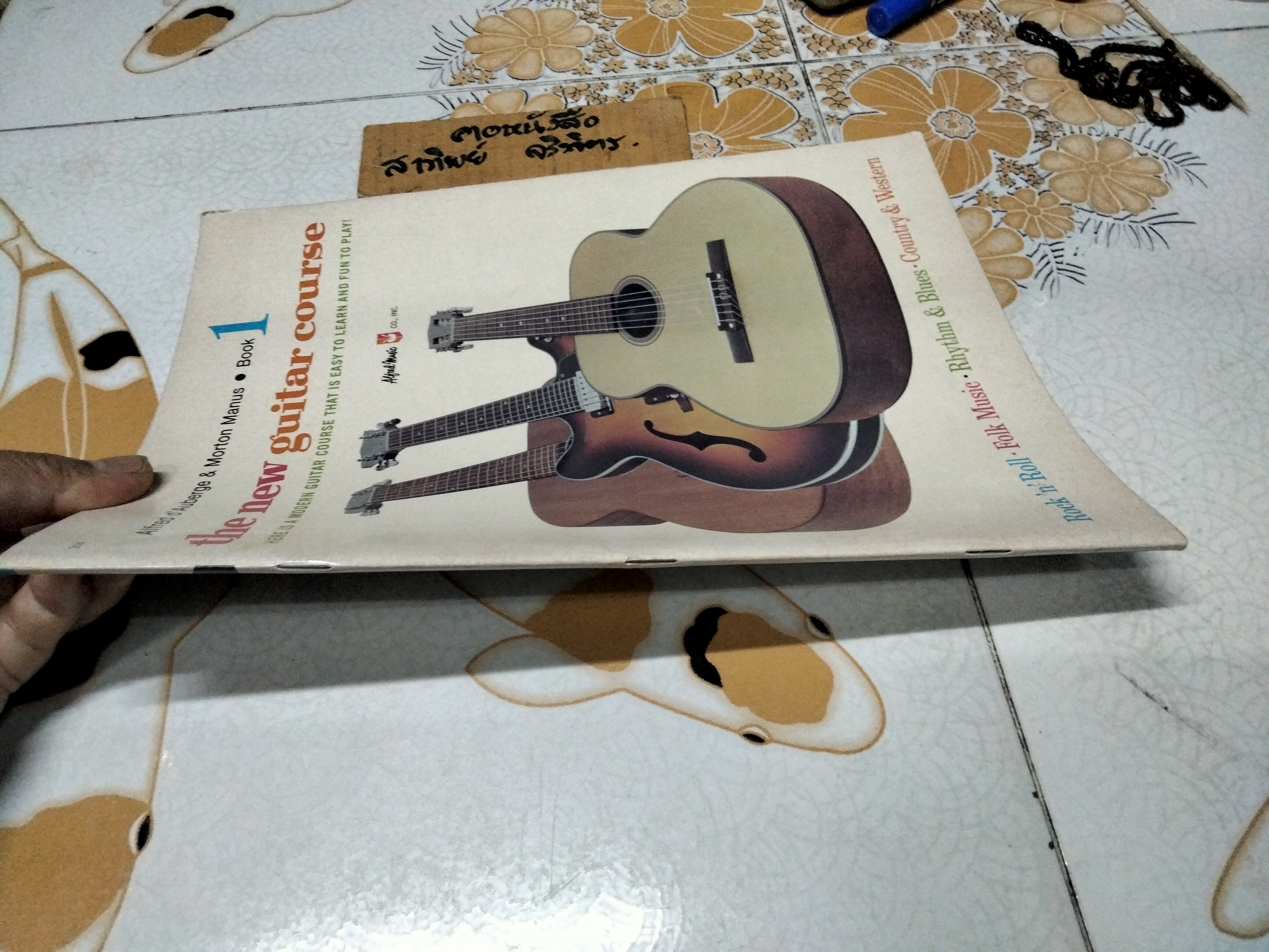 The new guitar course book 1: Alfred d'Auberge & Morton Manus.