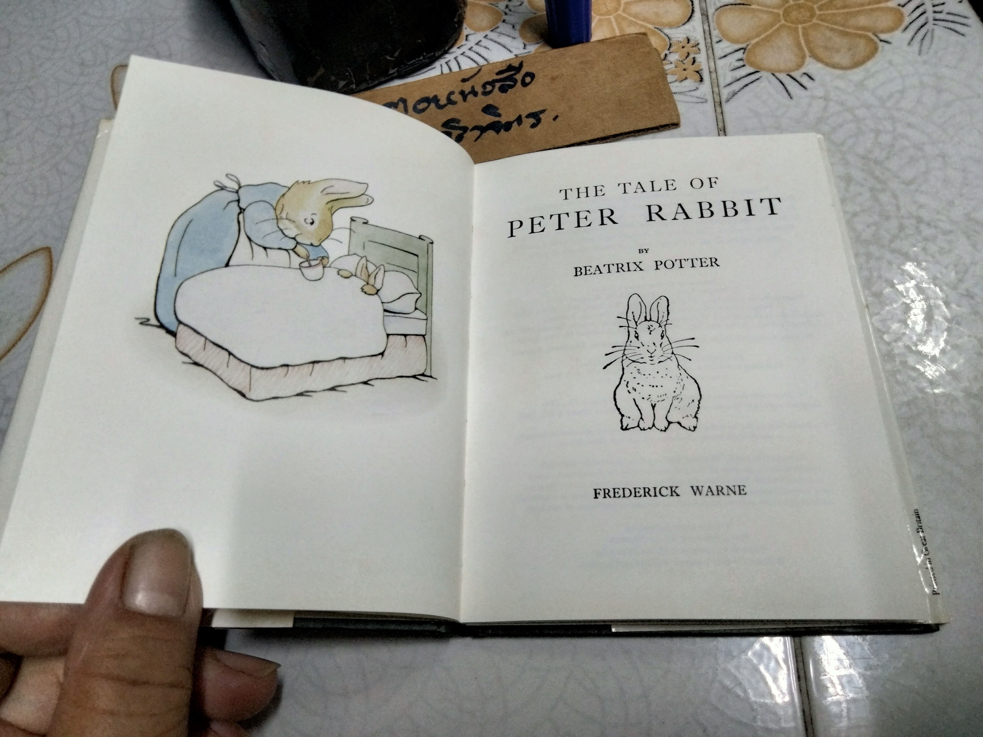 THE TALE OF PETER RABBIT BY BEATRIX POTTER (ฉบับภาษาอังกฤษ) F. WARNE & CO., พิมพ์ 1995 **สินค้าหมด**