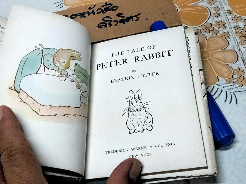 THE TALE OF PETER RABBIT BY BEATRIX POTTER (ฉบับภาษาอังกฤษ) F. WARNE & CO., ไม่ระบุปีที่พิมพ์ **สินค้าหมด**