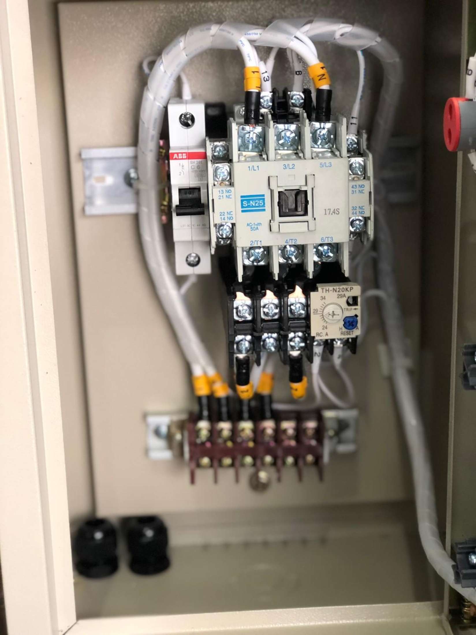 ตู้ชุดสตาร์ทมอเตอร์ 7.5HP แรง ใช้ได้ทั้ง 2เฟส 220V มอเตอร์ปั๊มน้ำ, มอเตอร์พัดลม,เครื่องบด,โรงสีขาว,ปั๊มหอยโข่ง,ปั๊มบาลดาน,เครื่องตัดเหล็ก,เครื่องผสมอาหาร,ใช้ได้ทั้ง มอเตอร์ 2 เฟส 2 สายDOL starters